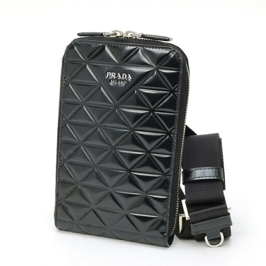 Prada phone holder shoulder pouch 2ZT058, patent leather, black.: --- Catalog ---Category: SizeSize (HxWxD): 19cm x 11.5cm x 2cm / 7.48'' x 4.52'' x 0.78''Strap Length: 140cm / 55.11''Category: DesignType: PouchColor: BlackGender: WomenMaterial: Patent leather Categ