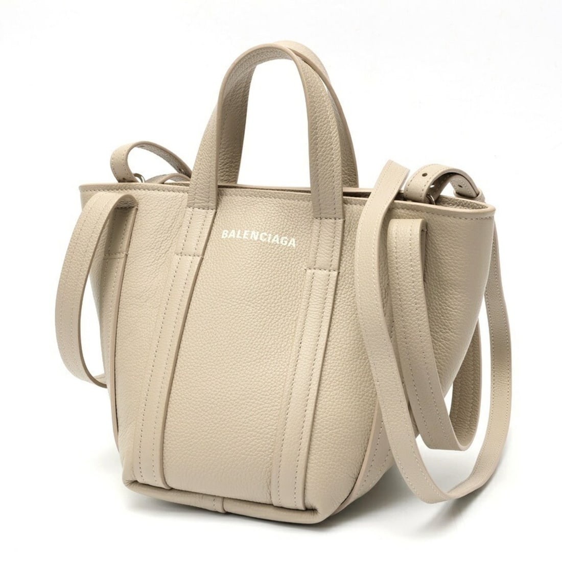 Balenciaga Everyday XS North South Shoulder Tote Bag 672793, Grain Calf Leather, Greige: --- Catalog ---Category: SizeSize (HxWxD): 21cm x 13cm x 18cm / 8.26'' x 5.11'' x 7.08''Strap Length: 108cm / 42.51''Category: DesignType: Tote bagColor: GrayishGender: WomenCategory: GeneralBrand: Ba