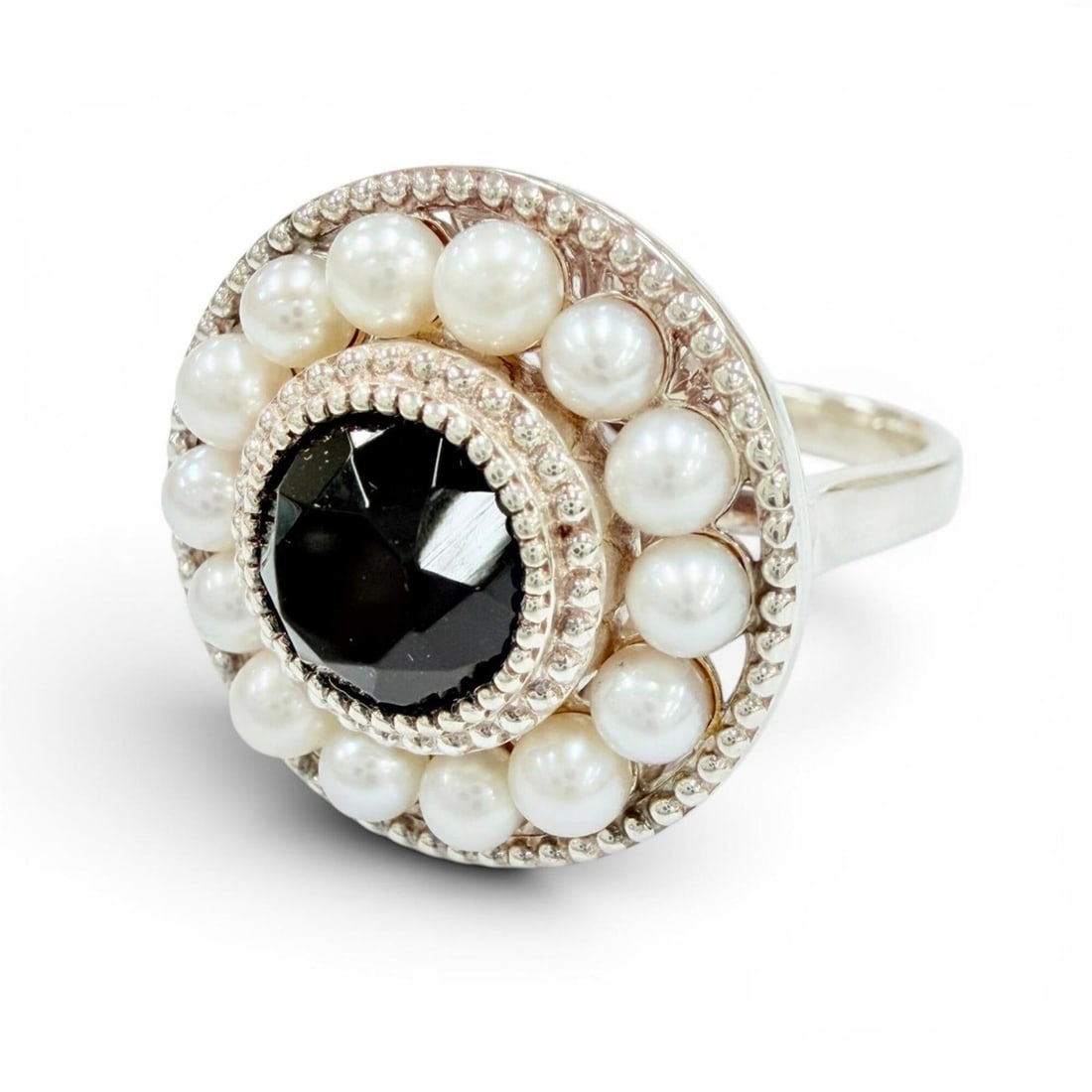 TIFFANY&Co. Tiffany Ziegfeld Collection Ring, 925 Sterling Silver, Onyx, 14 Freshwater Pearls,: --- Catalog ---Category: SizeJP Size: 17US Size: 8.5Category: DesignType: Band ringColor: Black, SilverStone: OnyxGender: WomenMaterial: Silver 925Category: GeneralBrand: Tiffany--- Item List ---Secti