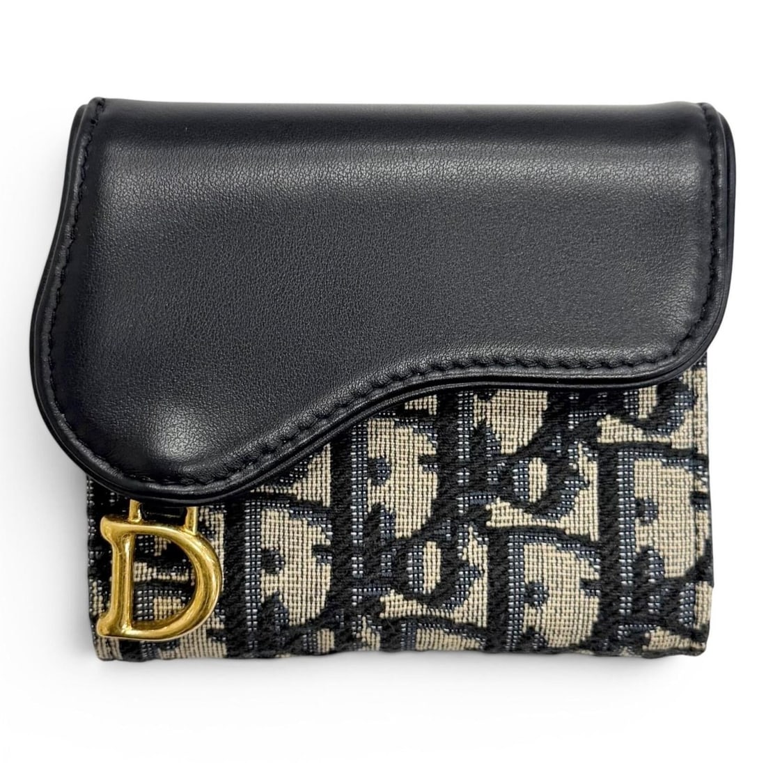 Christian Dior Saddle Lotus Wallet, Oblique Jacquard Leather Tri-fold Navy, Made in Italy, Women's,: --- Catalog ---Category: SizeSize (HxWxD): 9.2cm x 10.5cm / 3.62'' x 4.13''Category: DesignType: Wallet (tri-fold)Color: NavyGender: WomenMaterial: Cotton , Leather Leather/Fur Type: CalfskinCategory: