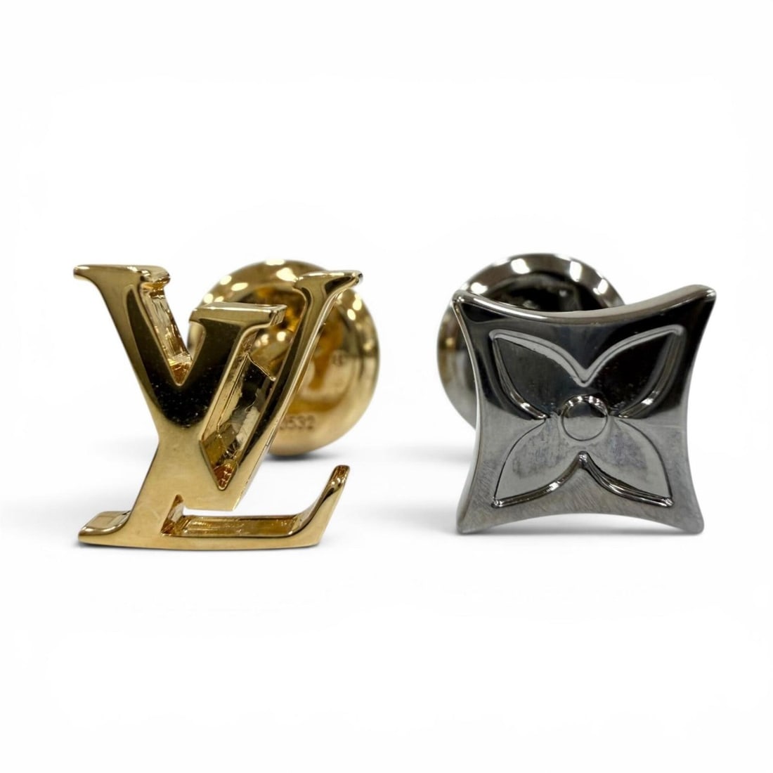 LOUIS VUITTON M00532 Bouton de Manchette LV Instinct Cufflinks, Gold Gunmetal, Made in Italy, Men's: --- Catalog ---Category: SizeSize (HxWxD): 15.00mm x 10.00mm / 0.59'' x 0.39''Category: DesignType: CufflinksColor: Gold, GunmetalGender: MenCategory: GeneralMPN: M00532Brand: Louis VuittonCountry of 