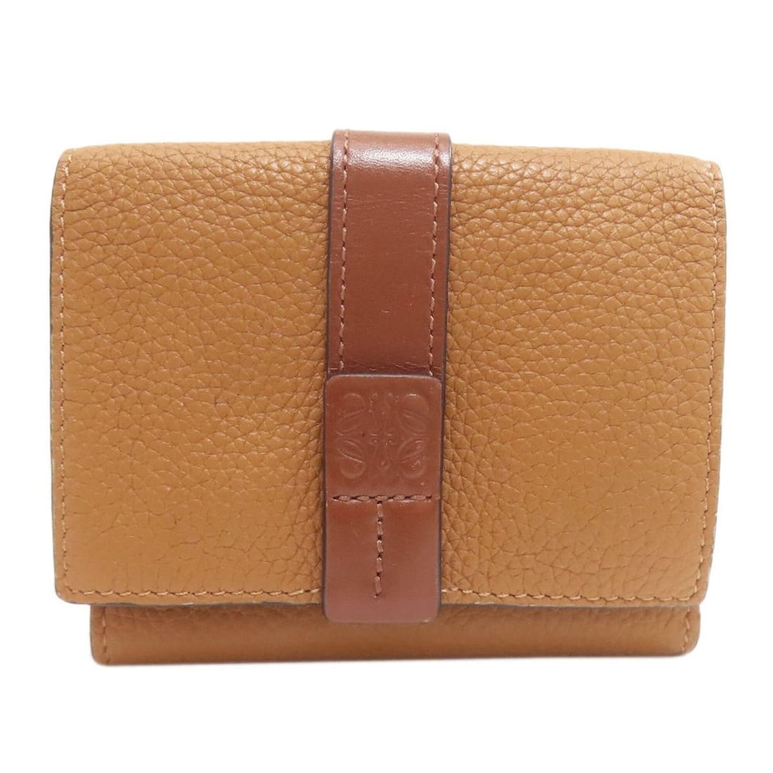 Loewe Anagram Tri-fold Leather Wallet for Women: --- Catalog ---Category: SizeSize (HxWxD): 8cm x 9.5cm x 2cm / 3.14'' x 3.74'' x 0.78''Category: DesignType: Wallet (tri-fold)Color: BrownGender: WomenMaterial: Leather Category: GeneralBrand: Loewe--
