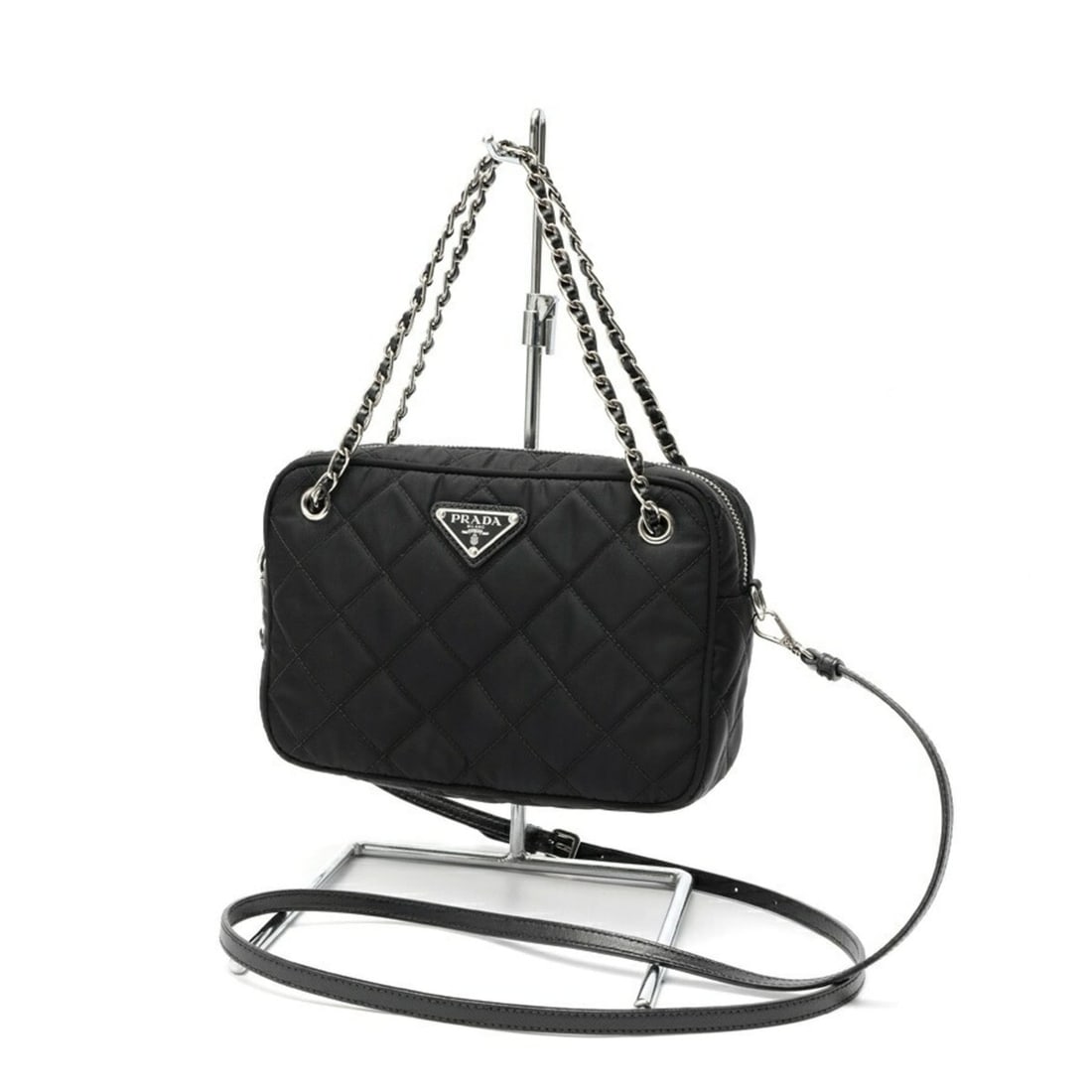 Prada chain shoulder bag, model 1BH910, quilted nylon, black.: --- Catalog ---Category: SizeSize (HxWxD): 14cm x 21cm x 6cm / 5.51'' x 8.26'' x 2.36''Strap Length: 127cm / 49.99''Category: DesignType: Shoulder bagColor: BlackGender: WomenMaterial: Nylon Category: