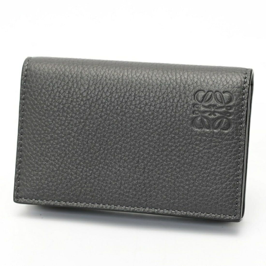 Loewe Card Holder/Card Case C660M97X04, Soft Grain Calf Leather, Anthracite (Gray): --- Catalog ---Category: DesignType: Card caseGender: WomenCategory: GeneralBrand: LoeweCountry of Origin: SpainCategory: Physical PropertiesSize (HxWxD): 7cm x 10.8cm x 2cm / 2.75'' x 4.25'' x 0.78''