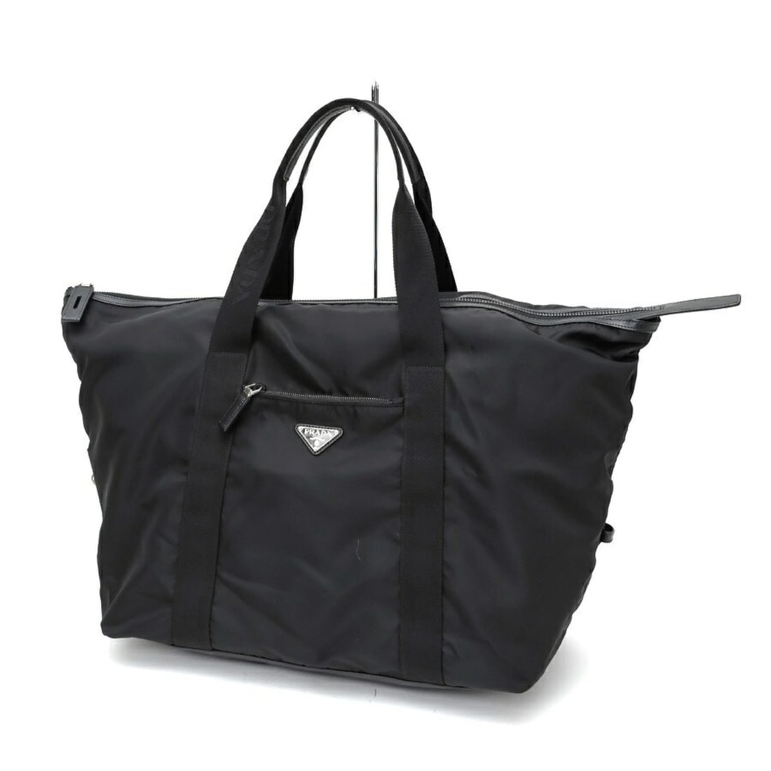 Prada Nylon x Saffiano Leather Duffle Bag 2VC796 - Black: --- Catalog ---Category: SizeSize (HxWxD): 40cm x 44cm x 24cm / 15.74'' x 17.32'' x 9.44''Category: DesignType: Boston bagColor: BlackGender: Women,MenMaterial: Nylon , Leather , Fabric , Saffiano Cat