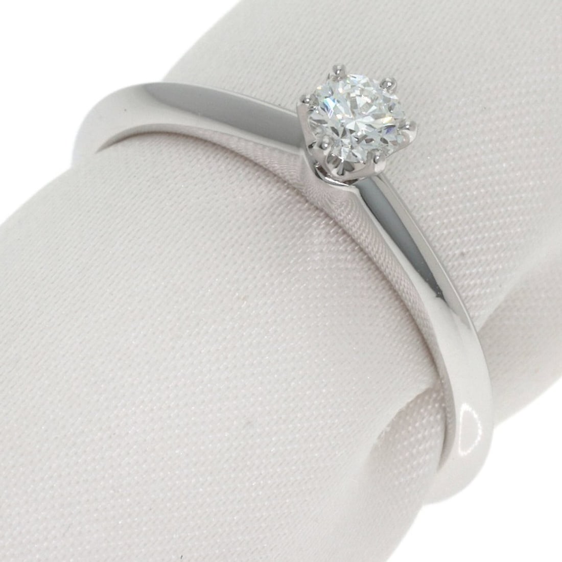 Tiffany & Co. Solitaire Diamond Ring, Platinum PT950, Women's.: --- Catalog ---Category: SizeJP Size: 15US Size: 7.5Category: DesignType: Band ringStone: DiamondGender: WomenMaterial: Platinum 950Category: GeneralBrand: Tiffany--- Item List ---Section: ConditionRa
