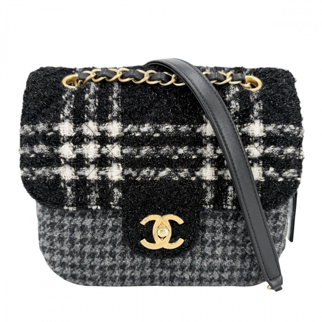 Chanel Shoulder Bag for Women, Coco Mark, Double Chain, Turnlock, Bag, Crossbody 2022-23AW, CHANEL,: --- Catalog ---Category: SizeSize (HxWxD): 18cm x 19.5cm x 6.5cm / 7.08'' x 7.67'' x 2.55''Category: DesignType: Shoulder bagColor: Black, GrayGender: WomenMaterial: Tweed , Wool Category: GeneralBran