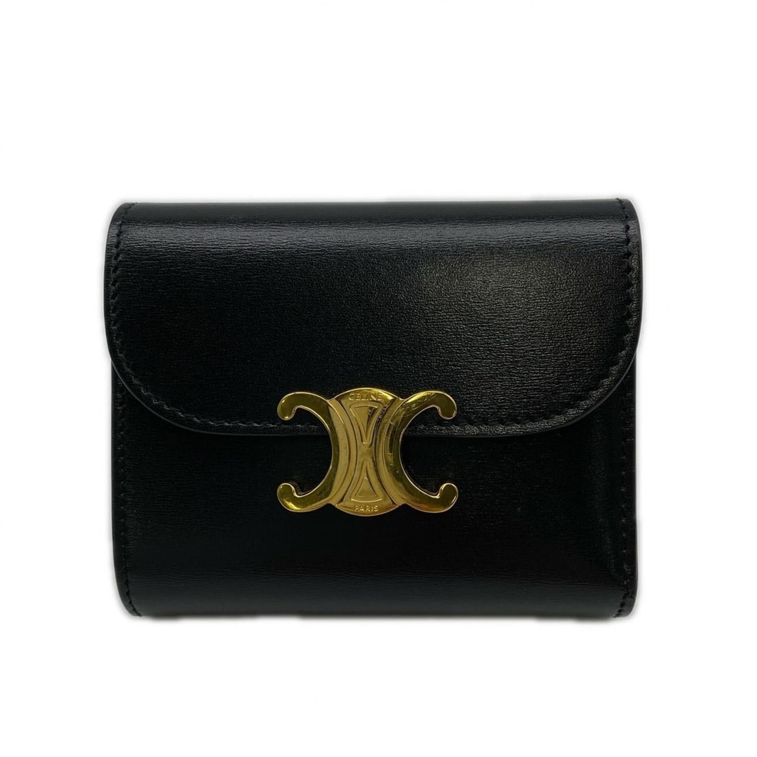 CELINE Shiny Calfskin Small Flap Wallet Triomphe 10D783 Tri-fold Black Gold Calf Leather Women's: --- Catalog ---Category: SizeSize (HxWxD): 9cm x 10.5cm x 2.5cm / 3.54'' x 4.13'' x 0.98''Category: DesignType: Wallet (tri-fold)Color: BlackGender: WomenClosure: FlapMaterial: Leather Leather/Fur Typ