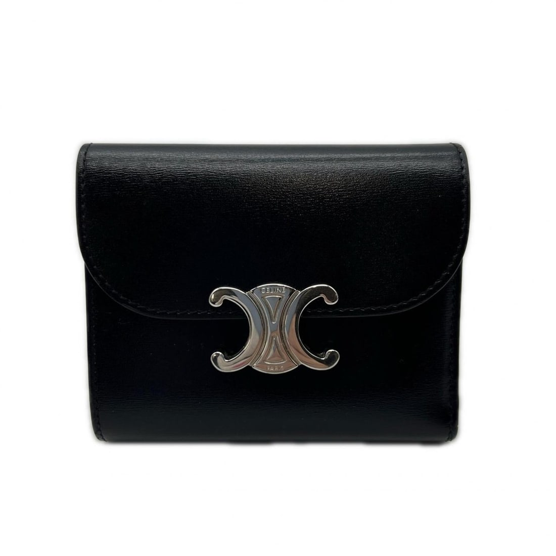 CELINE Calfskin Small Flap Wallet Triomphe Shiny 10D783DPV Tri-fold Black Calf Leather Women's: --- Catalog ---Category: SizeSize (HxWxD): 8cm x 10.5cm x 2.5cm / 3.14'' x 4.13'' x 0.98''Category: DesignType: Wallet (tri-fold)Color: BlackGender: WomenClosure: FlapMaterial: Leather Leather/Fur Typ