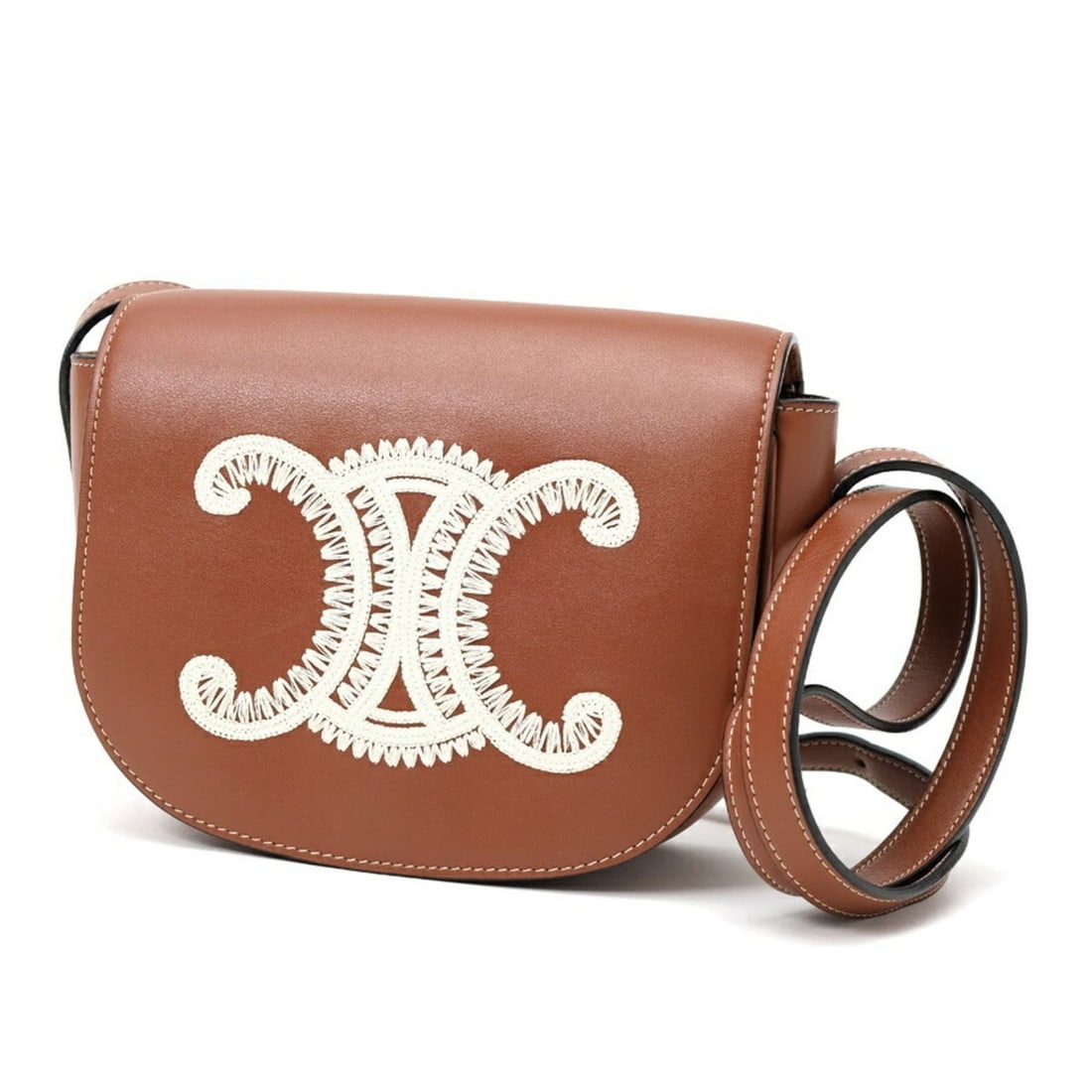 Celine Folco Cuir Triomphe Shoulder Bag 19826, Smooth Calfskin, Tan: --- Catalog ---Category: SizeSize (HxWxD): 14cm x 17cm x 7cm / 5.51'' x 6.69'' x 2.75''Category: DesignType: Shoulder bagColor: BrownGender: Men,WomenMaterial: Leather Leather/Fur Type: Smooth calf le