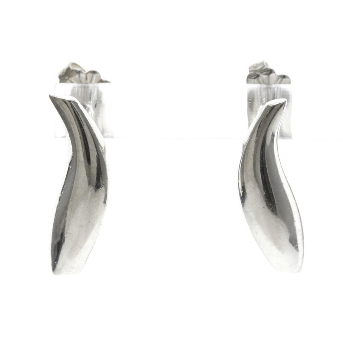 Tiffany Frank Gehry Fish Earrings No Stone Silver 925 Stud Earrings Silver: --- Catalog ---Category: SizeWeight: 6.5g / 0.22oz.Size (HxWxD): 19.30mm x 6.00mm / 0.76'' x 0.24''Category: DesignType: Stud earringsColor: SilverMetal: SilverStone: No StoneStyle: FashionGender: Wom