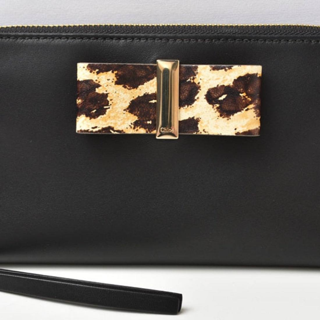 Chloé Chloe Wallet/Long Wallet Style Leather Bow BLACK/Black 3P0290-H2M Ribbon: --- Catalog ---Category: SizeSize (HxWxD): 11cm x 19cm x 2cm / 4.33'' x 7.48'' x 0.78''Category: DesignType: Long wallet (bi-fold)Color: BlackGender: WomenClosure: ZipperMaterial: Leather Category: Ge