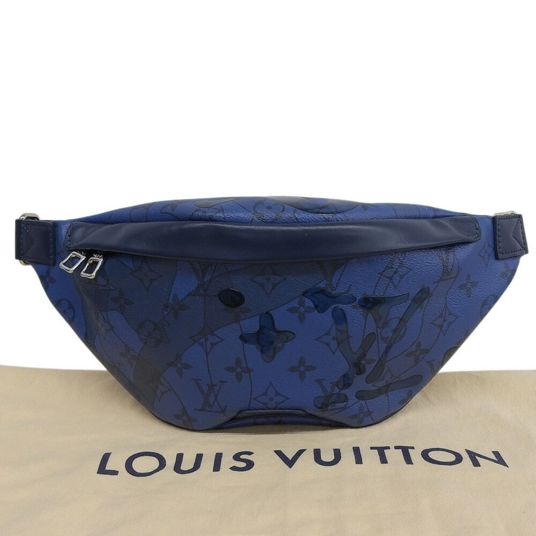 Louis Vuitton Monogram Aqua Garden Discovery Bumbag PM M22576 Body Bag: --- Catalog ---Category: SizeSize (HxWxD): 16cm x 28cm x 2cm / 6.29'' x 11.02'' x 0.78''Category: DesignType: Fanny pack, Sling bagColor: BlueGender: MenMaterial: PVC Category: GeneralMPN: M22576Brand