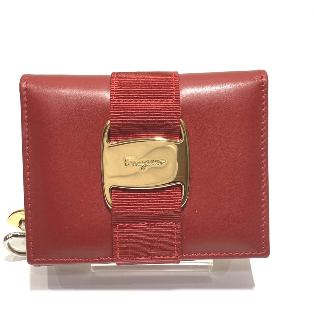 Salvatore Ferragamo wallet/coin case, Vara leather, 225009: --- Catalog ---Category: SizeSize (HxWxD): 9cm x 10cm x 3.5cm / 3.54'' x 3.93'' x 1.37''Category: DesignType: Coin purse/coin caseColor: Red colorGender: WomenMaterial: Leather Category: GeneralMPN: 2