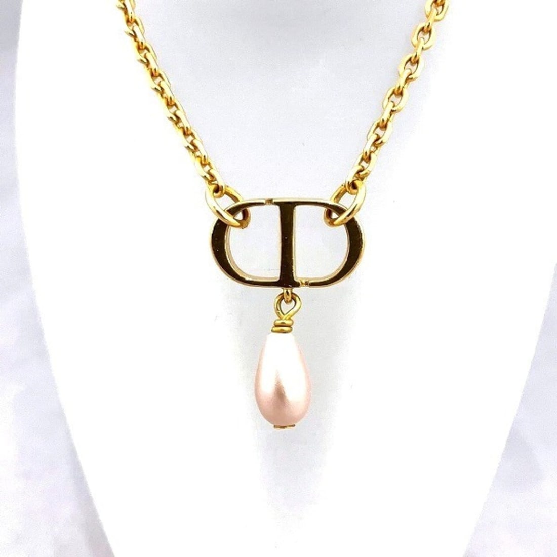 Christian Dior Dior Gold x Light Pink CD Logo Faux Pearl Necklace for Women: --- Catalog ---Category: SizePendant Size: 22mm x 14mm / 0.86'' x 0.55''Neck Circumference: 40 cm / 15.74''Category: DesignColor: Gold, Light pinkStone: Artificial pearlGender: WomenMaterial: Gold pla