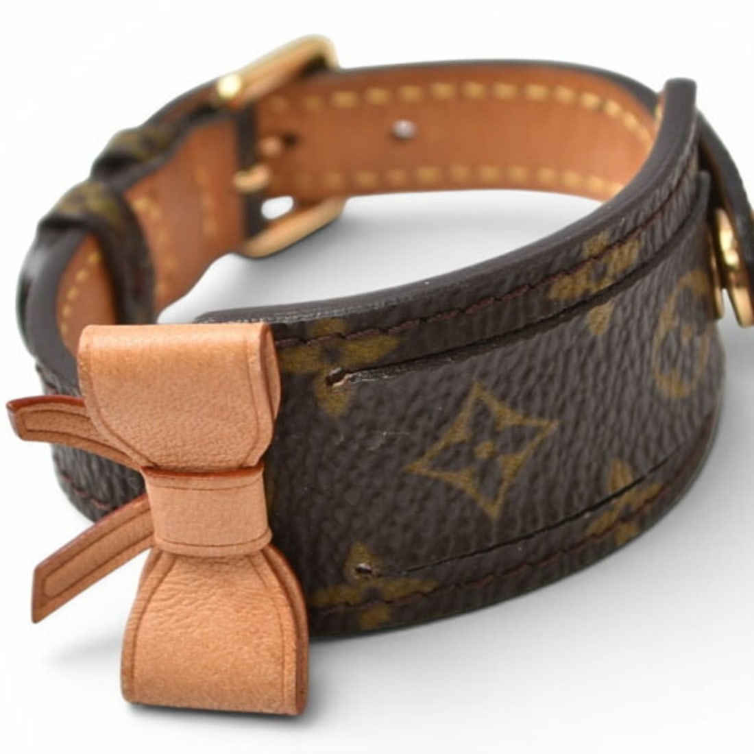 Louis Vuitton Bangle/Bracelet LOUIS VUITTON Bracelet Porte Adresse M92577: --- Catalog ---Category: SizeWidth: 1.2cm - 2.5cm / 0.47'' - 0.98''Total Length: 20.5cm / 8.07''Category: DesignType: Charm braceletColor: GoldGender: Unisex,Women,MenMaterial: MonogramCategory: Gener