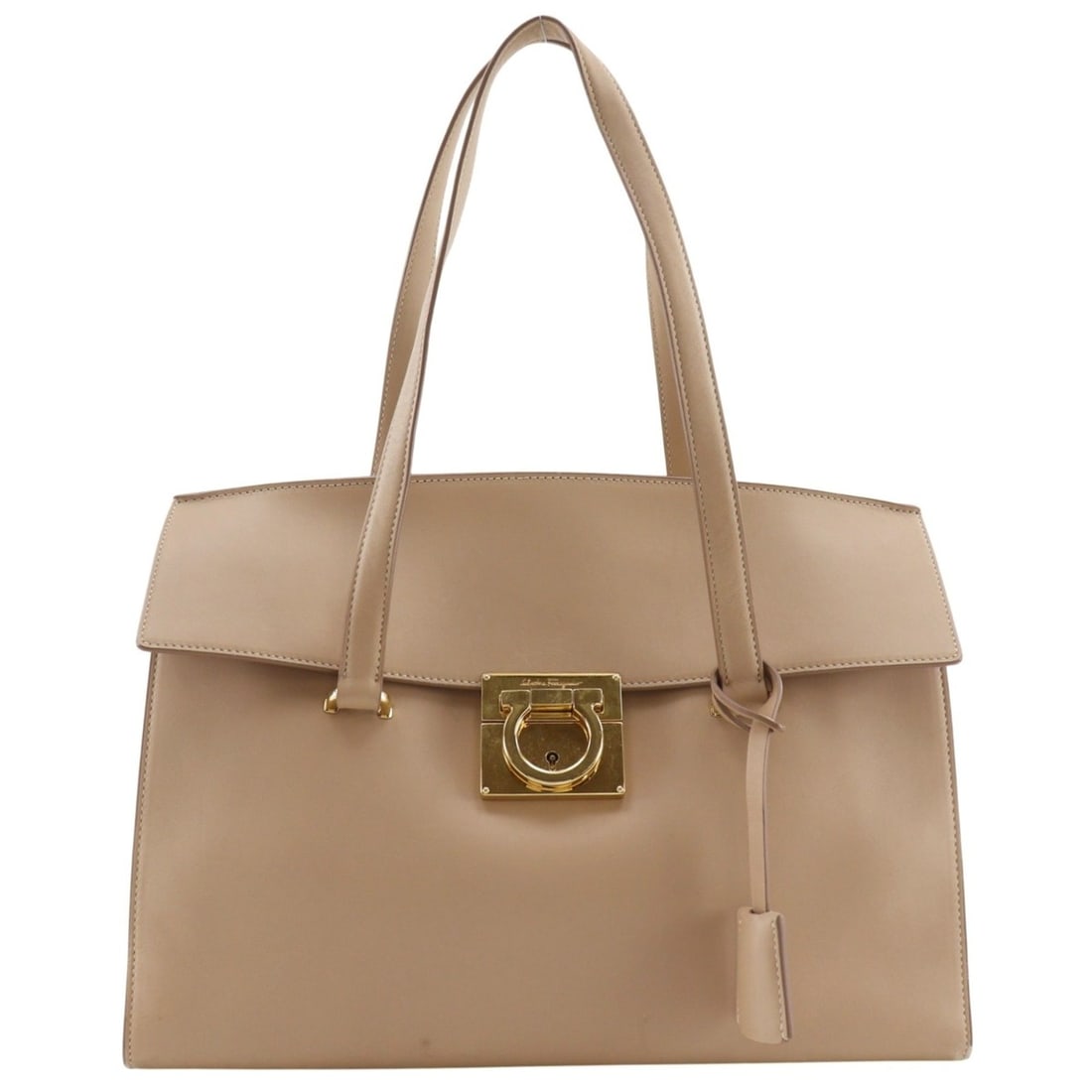 Salvatore Ferragamo Gancini Tote Bag AU-21/F818 Calfskin Beige A5 Flap Women's: --- Catalog ---Category: SizeSize (HxWxD): 23cm x 32cm x 14cm / 9.05'' x 12.59'' x 5.51''Category: DesignType: Tote bagColor: BeigeGender: WomenMaterial: Leather Leather/Fur Type: CalfskinCategory: Ge