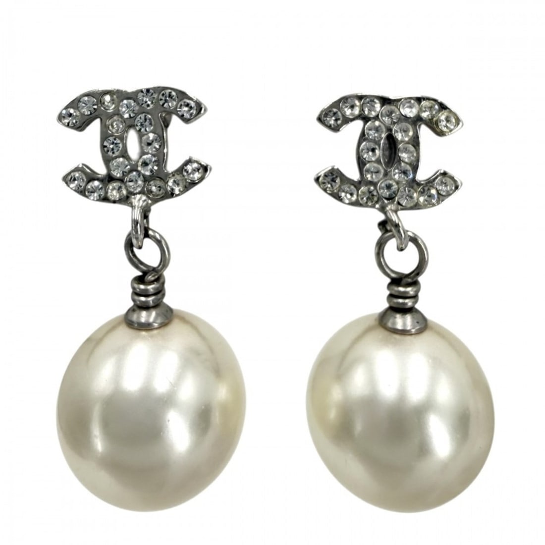 Chanel Earrings for Women, Coco Mark, Swing Style, CHANEL GP Rhinestone, A13C White Silver, Approx.: --- Catalog ---Category: SizeSize (HxWxD): 25.00mm x 11.00mm x 11.00mm / 0.98'' x 0.43'' x 0.43''Category: DesignType: Stud earringsColor: Silver, WhiteGender: WomenMaterial: Gold plating, RhinestoneC