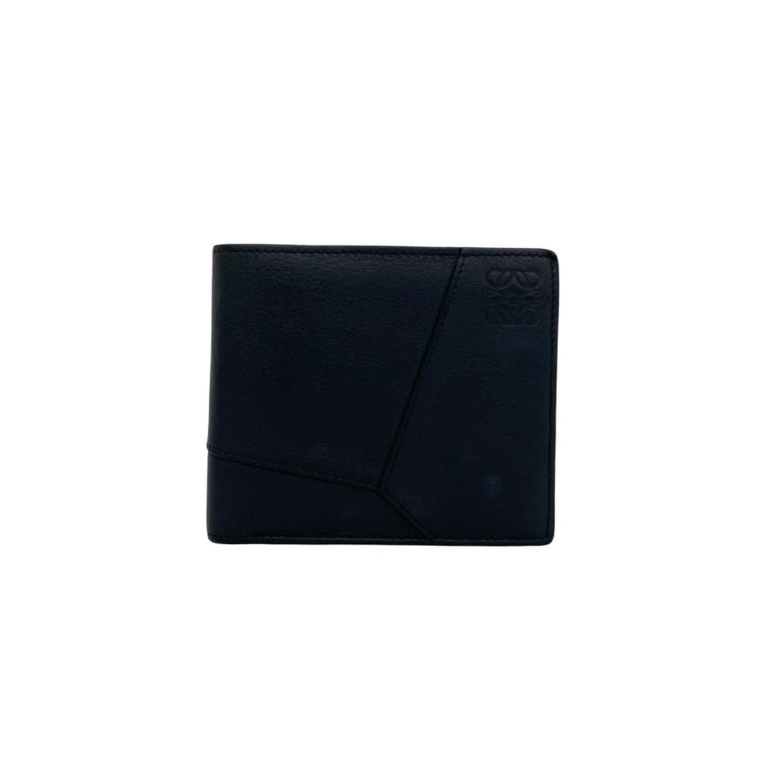 LOEWE Puzzle Bifold Coin Wallet Anagram Logo Classic Calfskin Bi-fold Black 2674a: --- Catalog ---Category: SizeSize (HxWxD): 9.5cm x 11cm x 1.5cm / 3.74'' x 4.33'' x 0.59''Category: DesignType: Wallet (bi-fold)Color: BlackGender: WomenMaterial: Leather Leather/Fur Type: CalfskinCat