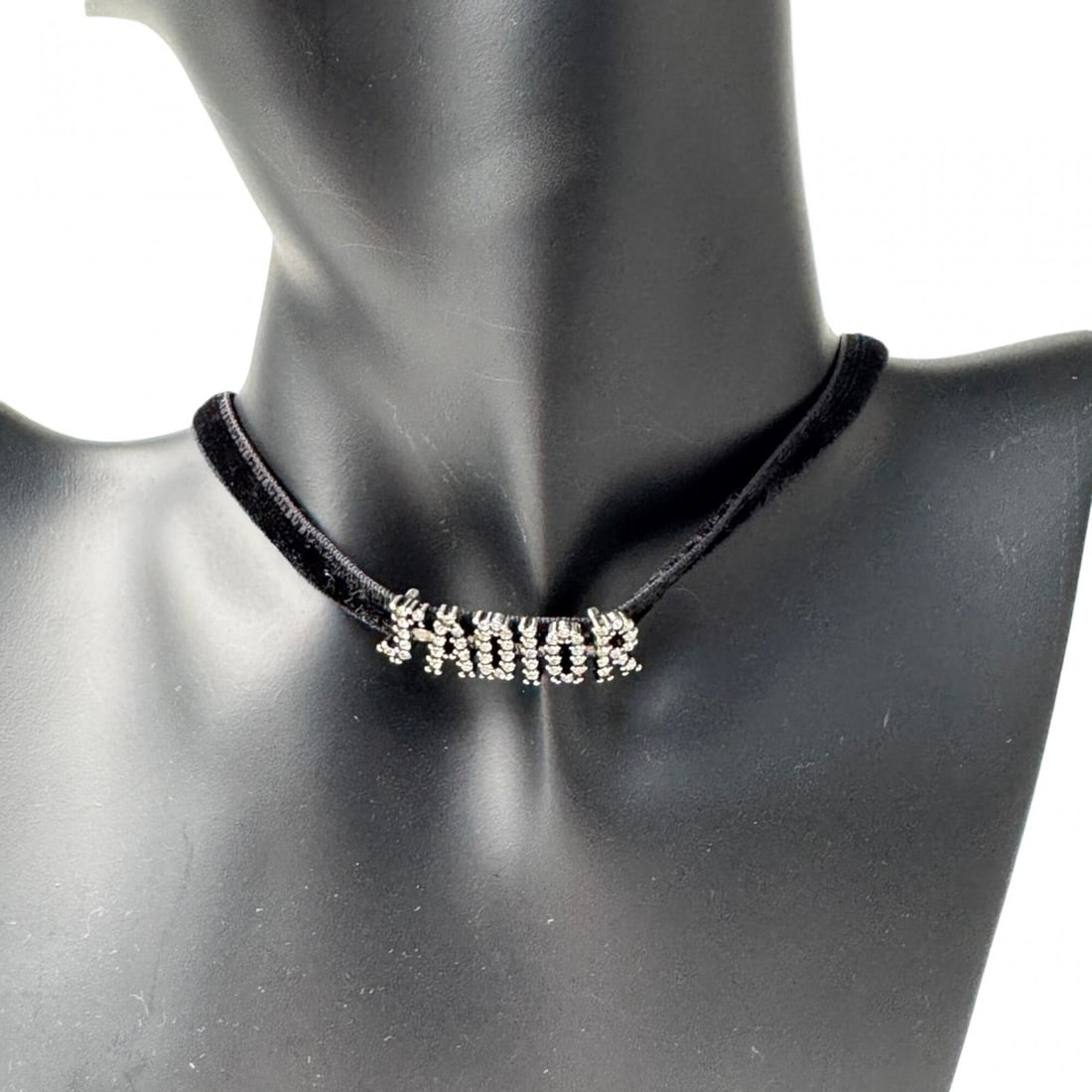Christian Dior Dior J'ADIOR logo choker, rhinestone, velvet, women's.: --- Catalog ---Category: SizePendant Size: 10mm x 34mm / 0.39'' x 1.33''Neck Circumference: 37.5 cm / 14.76''Category: DesignColor: Black, SilverGender: WomenMaterial: Metal, VelvetNecklace Type: Chok