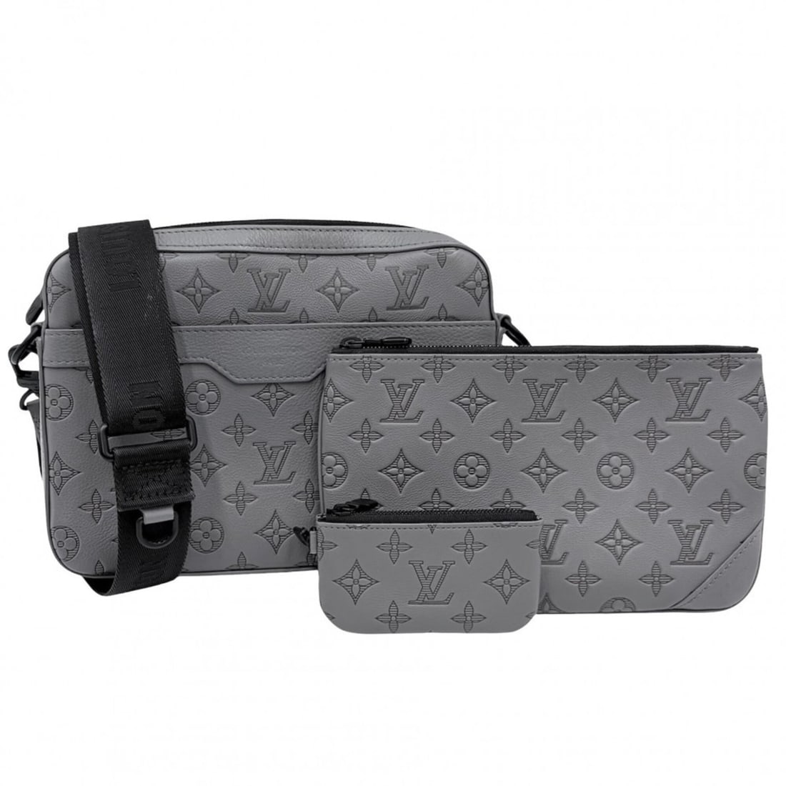 Louis Vuitton Men's Monogram Shadow Trio Messenger Shoulder Bag, M27185, Anthracite Grey with Black: --- Catalog ---Category: SizeSize (HxWxD): 18.5cm x 25cm x 7cm / 7.28'' x 9.84'' x 2.75''Strap Length: 135cm / 53.14''Category: DesignType: Shoulder bagColor: GrayGender: MenMaterial: Monogram Shadow 