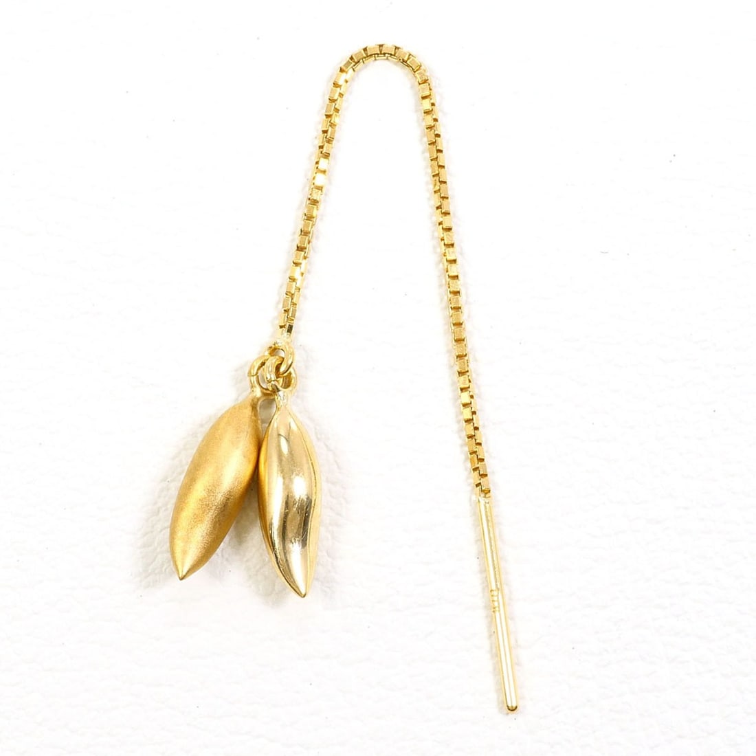 18K (18-karat) Yellow Gold Earring (Single Earring), Total Weight 0.5g, Jewelry: --- Catalog ---Category: SizeWeight: 0.5g / 0.01oz.Category: DesignType: Chain earringsColor: Yellow goldMetal: GoldGender: WomenMaterial: Yellow gold (18K)Metal Purity: 18KSingle earring: YesCategory