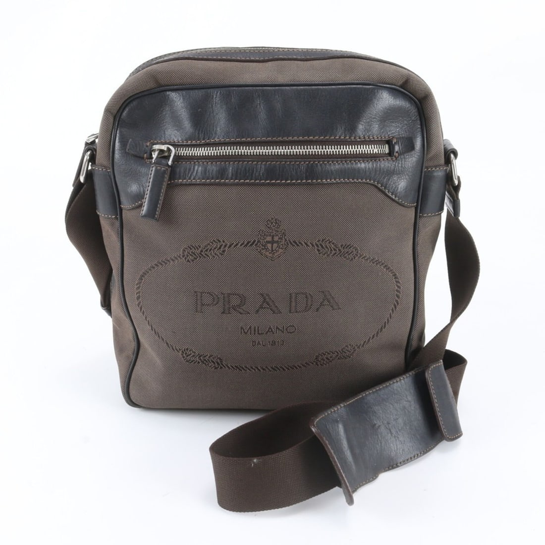Prada Logo Jacquard Leather Shoulder Bag Messenger Brown Men's: --- Catalog ---Category: SizeSize (HxWxD): 27cm x 23cm x 9cm / 10.62'' x 9.05'' x 3.54''Category: DesignType: Shoulder bagColor: BrownGender: MenMaterial: Leather Category: GeneralBrand: Prada--- Item