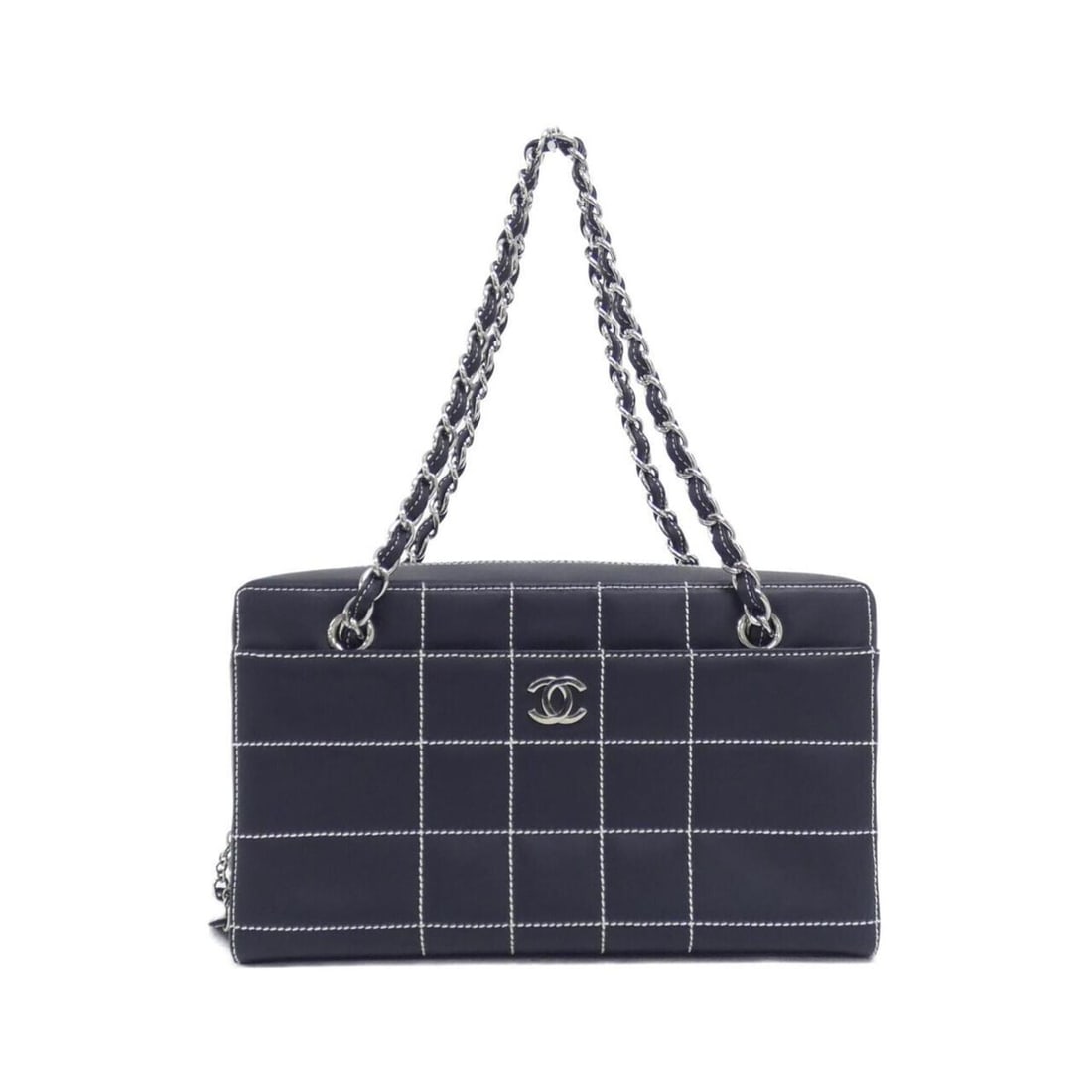 Chanel 17955 Shoulder Bag: --- Catalog ---Category: SizeSize (HxWxD): 17cm x 29cm x 8cm / 6.69'' x 11.41'' x 3.14''Category: DesignType: Shoulder bagColor: Black, WhiteGender: WomenMaterial: Leather Hardware Color: SilverLeathe