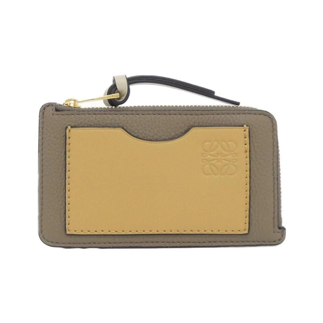 Loewe C660Z40X07 Wallet/Coin Case: --- Catalog ---Category: SizeSize (HxWxD): 7cm x 13cm x 1cm / 2.75'' x 5.11'' x 0.39''Category: DesignType: Coin purse/coin caseColor: BrownGender: WomenMaterial: Leather Leather/Fur Type: CalfskinCat