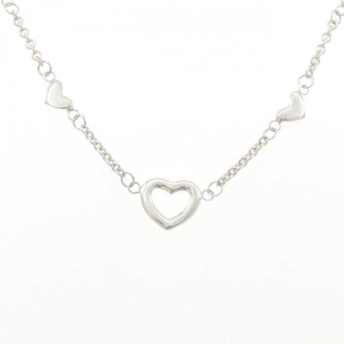 Tiffany & Co. 925 Necklace: --- Catalog ---Category: SizePendant Size: 10mm / 0.39''Neck Circumference: 43 cm / 16.92''Category: DesignGender: WomenMaterial: Silver 925Necklace Type: NecklaceCategory: GeneralBrand: Tiffany--- It