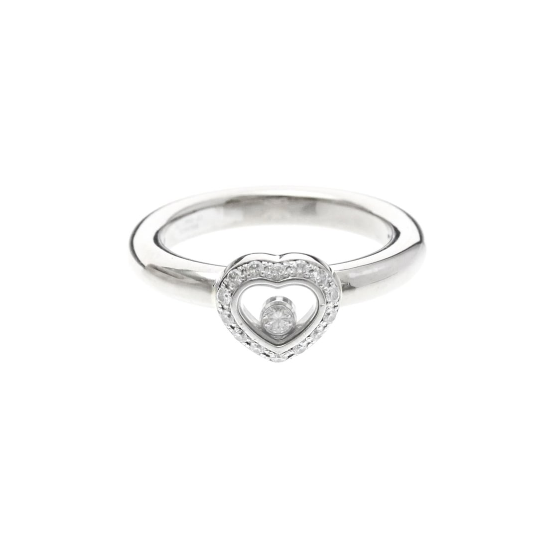 Chopard Happy Diamonds Heart Ring 82/2890 White Gold (18K) Fashion Diamond Band Ring Silver: --- Catalog ---Category: SizeWidth: 3.2mm / 0.13''Weight: 8.3g / 0.29oz.JP Size: 12.5Stone Size (HxW): 8.20mm x 9.00mm / 0.32'' x 0.35''Category: DesignType: Band ringColor: SilverMetal: White GoldSto