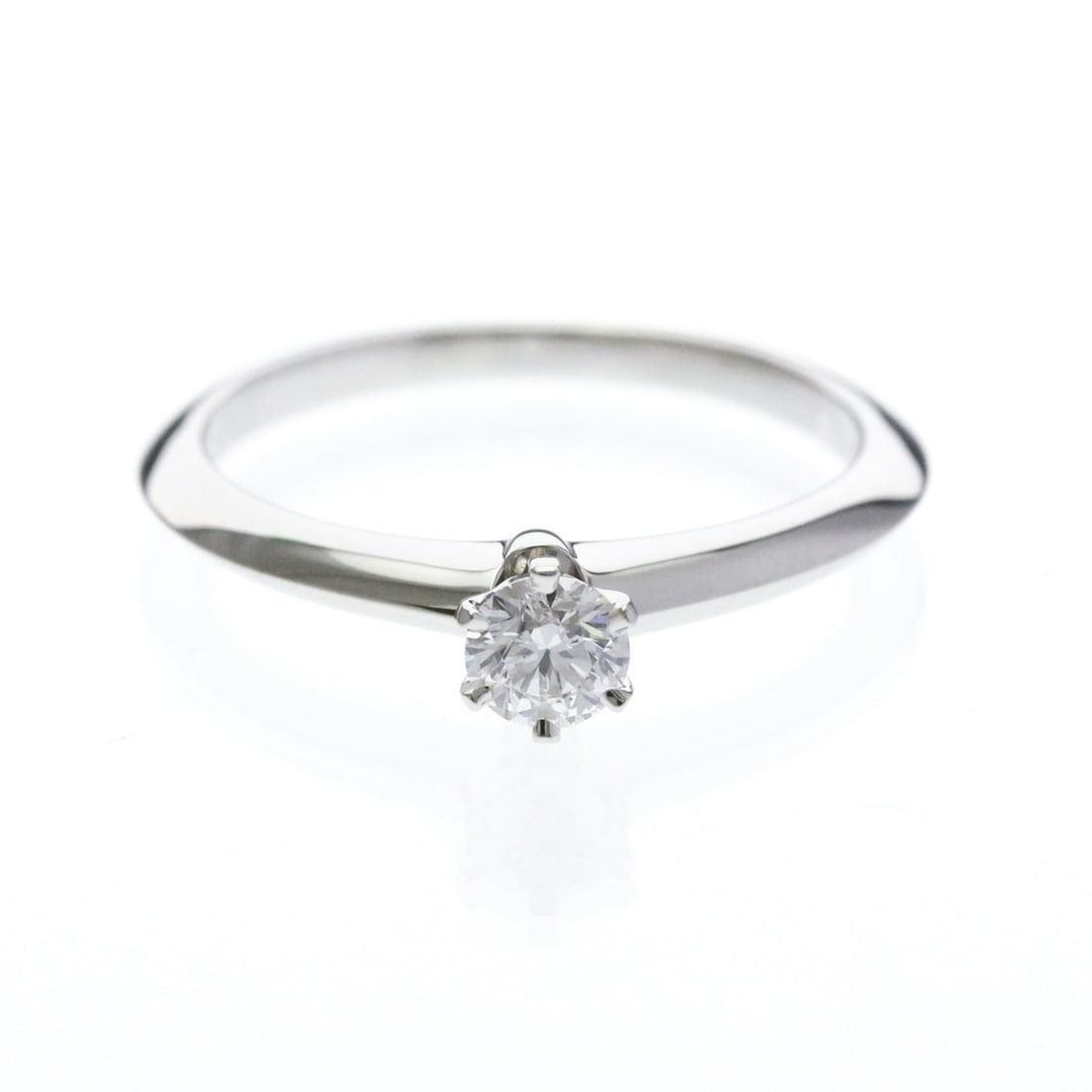 Tiffany Solitaire Diamond Ring Platinum Fashion Diamond Band Ring Carat/0.24 Silver: --- Catalog ---Category: SizeWidth: 1.8mm / 0.07''Weight: 3.6g / 0.12oz.JP Size: 11.5US Size: 6Stone Size (HxW): 4.00mm x 4.00mm / 0.16'' x 0.16''Category: DesignType: Band ringColor: SilverMetal: Pla