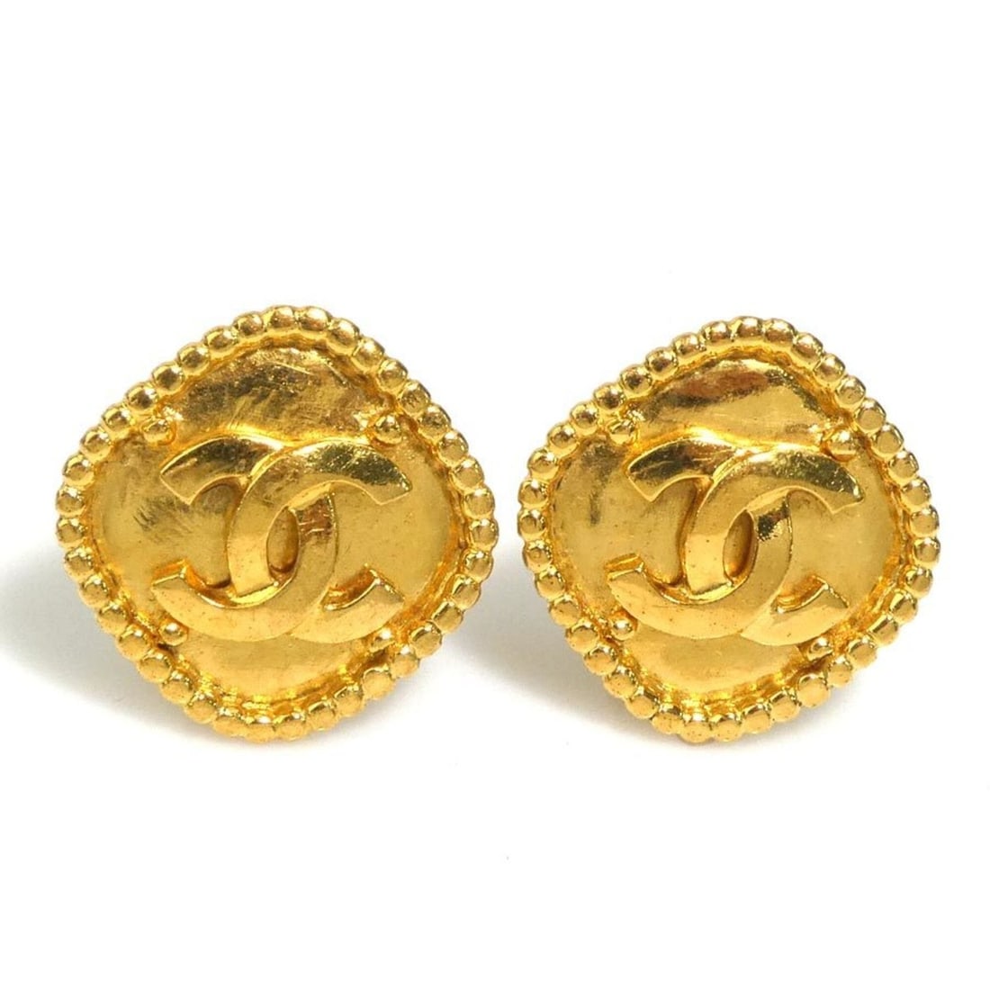 Chanel earrings, Coco Mark design, metal, gold, women's, e62013j: --- Catalog ---Category: SizeSize (HxWxD): 28.00mm x 28.00mm / 1.10'' x 1.10''Category: DesignType: Clip earringsColor: GoldGender: WomenMaterial: MetalCategory: GeneralBrand: ChanelCountry of Origin: