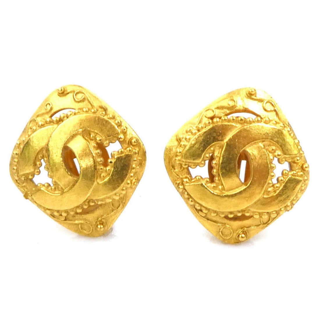 Chanel earrings, Coco Mark design, metal, gold, women's, e62012i: --- Catalog ---Category: SizeSize (HxWxD): 28.00mm x 28.00mm / 1.10'' x 1.10''Category: DesignType: Clip earringsColor: GoldGender: WomenMaterial: MetalCategory: GeneralBrand: ChanelCountry of Origin: