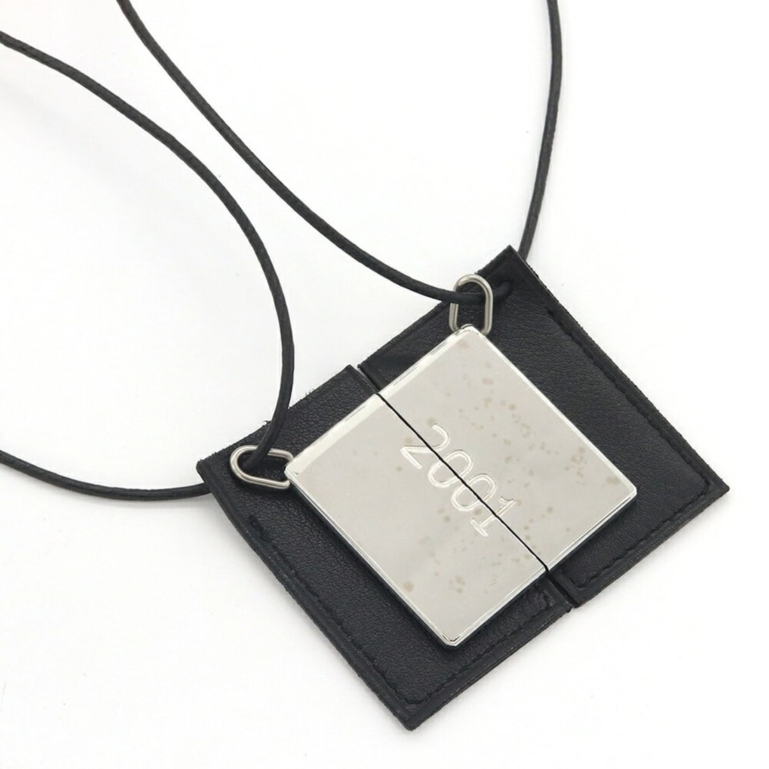 Hermes Necklace Symbol Choker 2001 Metal Leather Pendant Square Men's Women's HERMES: --- Catalog ---Category: SizeWeight: 18.9g / 0.66oz.Pendant Size: 38mm x 19mm / 1.49'' x 0.74''Neck Circumference: 44.5 cm / 17.51''Category: DesignGender: Men,WomenMaterial: Leather, MetalPendant Typ