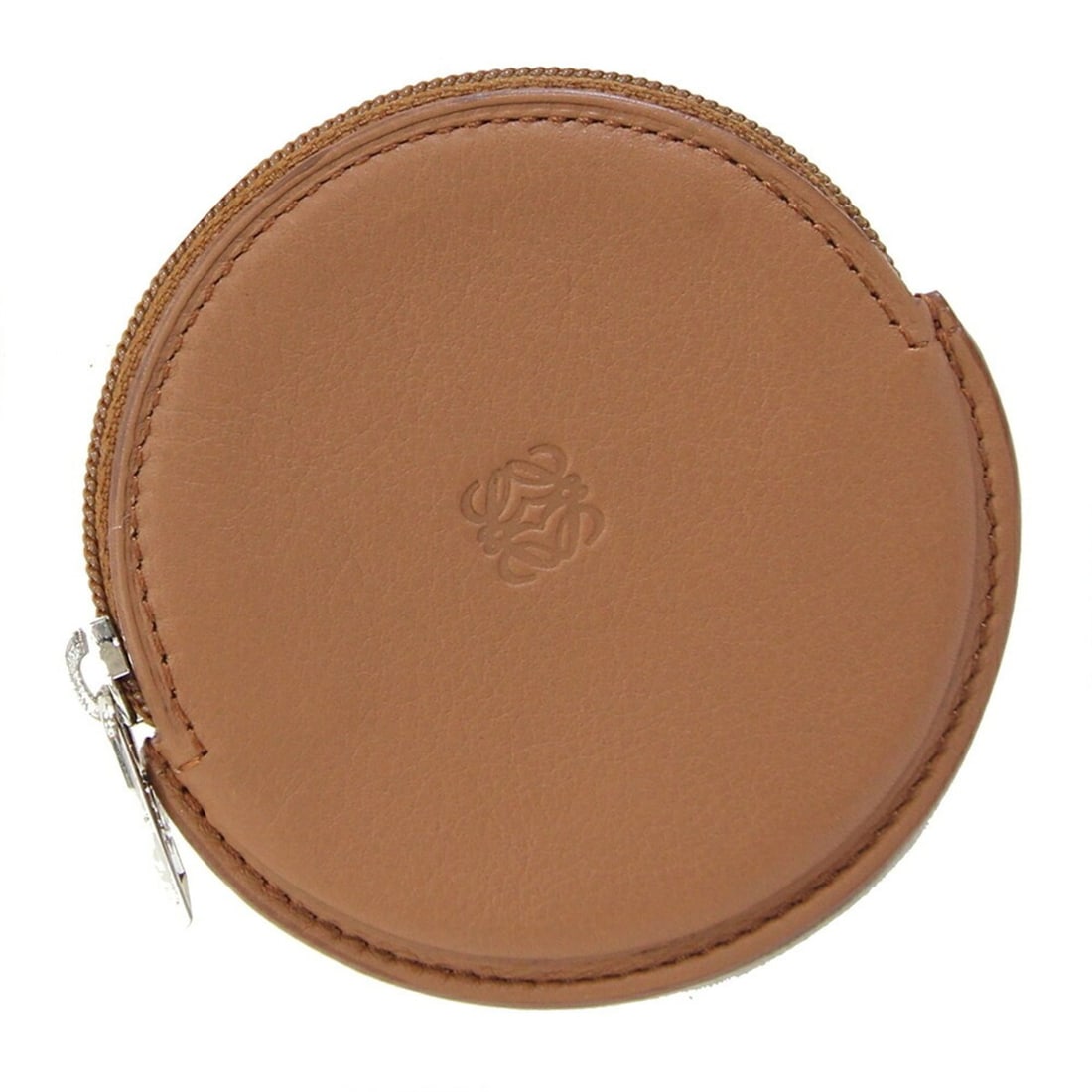 Loewe wallet/coin case Anagram 199.56.117 Brown leather coin purse Circle Mini wallet Compact: --- Catalog ---Category: SizeSize (HxWxD): 8cm x 8cm / 3.14'' x 3.14''Category: DesignType: Coin purse/coin caseColor: BrownGender: WomenMaterial: Leather Category: GeneralBrand: Loewe--- Item List --