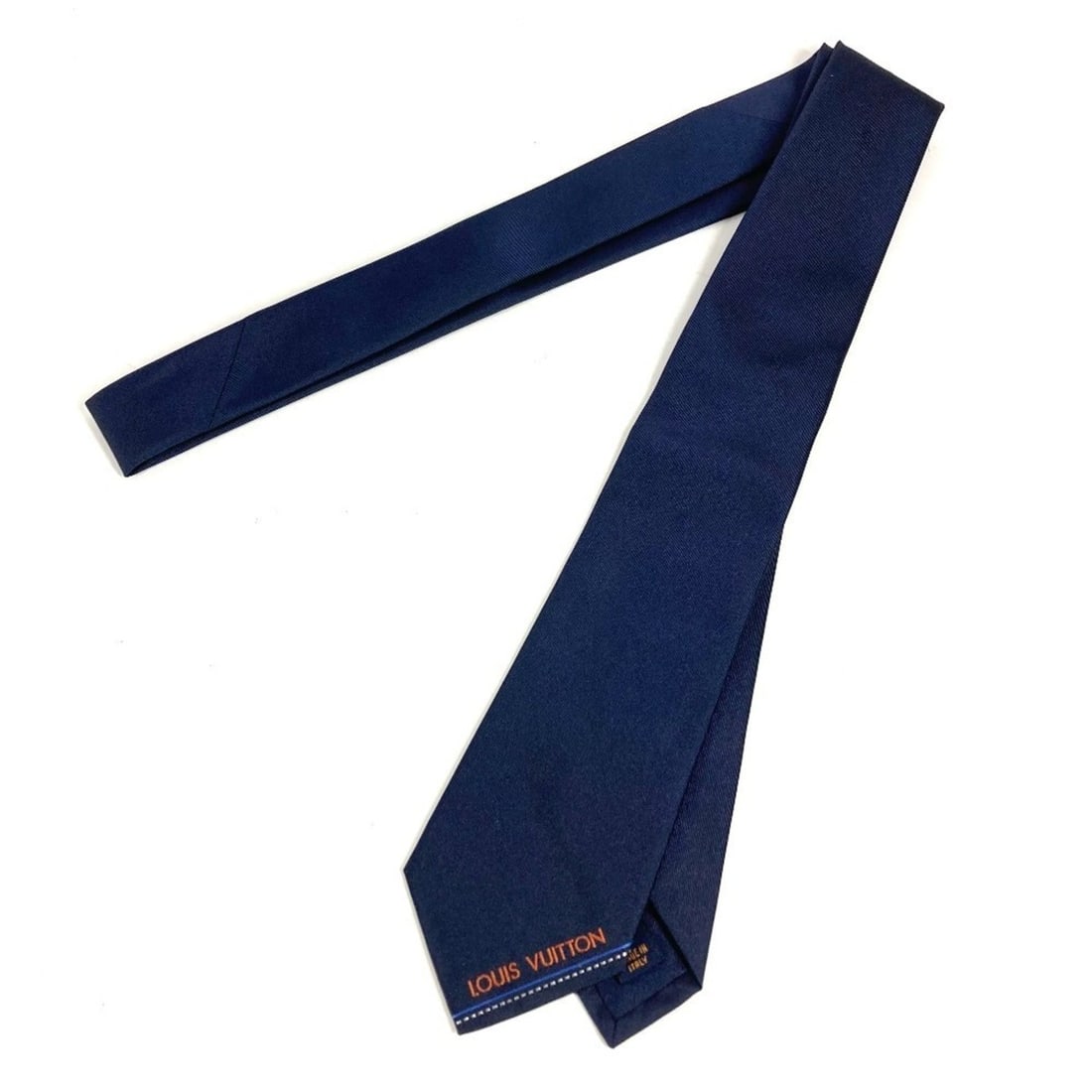 LOUIS VUITTON M73265 LV Logo Accessory Silk Tie for Men, Navy: --- Catalog ---Category: SizeWidth: 7cm / 2.75''Total Length: 145cm / 57.08''Category: DesignType: CravatColor: NavyGender: MenMaterial: Silk Category: GeneralMPN: M73265Brand: Louis VuittonCountry of