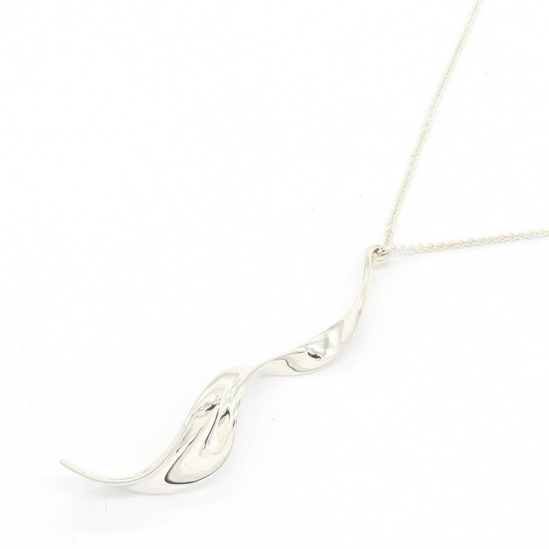 Tiffany & Co. Frank Gehry Orchid Drop Sterling Silver 925 Pendant Choker Twist Necklace for Women: --- Catalog ---Category: SizeWeight: 9.3g / 0.32oz.Pendant Size: 70mm / 2.75''Neck Circumference: 40.5 cm / 15.94''Category: DesignGender: WomenMaterial: Sterling silver 925Pendant Type: PendantNeckla