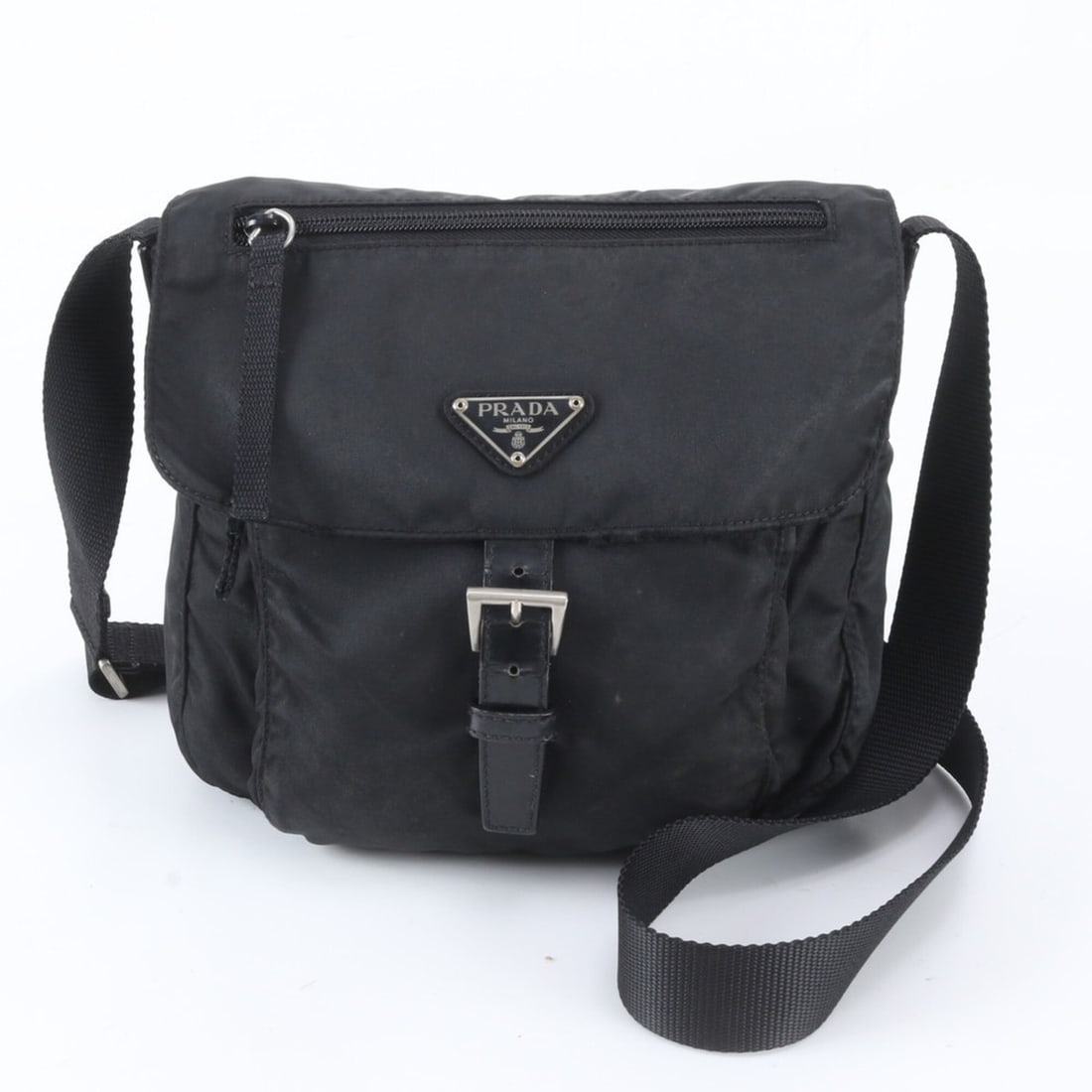 Prada Tessuto Nylon Triangle Logo Leather Shoulder Bag Messenger Black Men's: --- Catalog ---Category: SizeSize (HxWxD): 20cm x 22cm x 11cm / 7.87'' x 8.66'' x 4.33''Category: DesignType: Shoulder bagColor: Black, WhiteGender: MenMaterial: Nylon , Leather Category: GeneralBrand