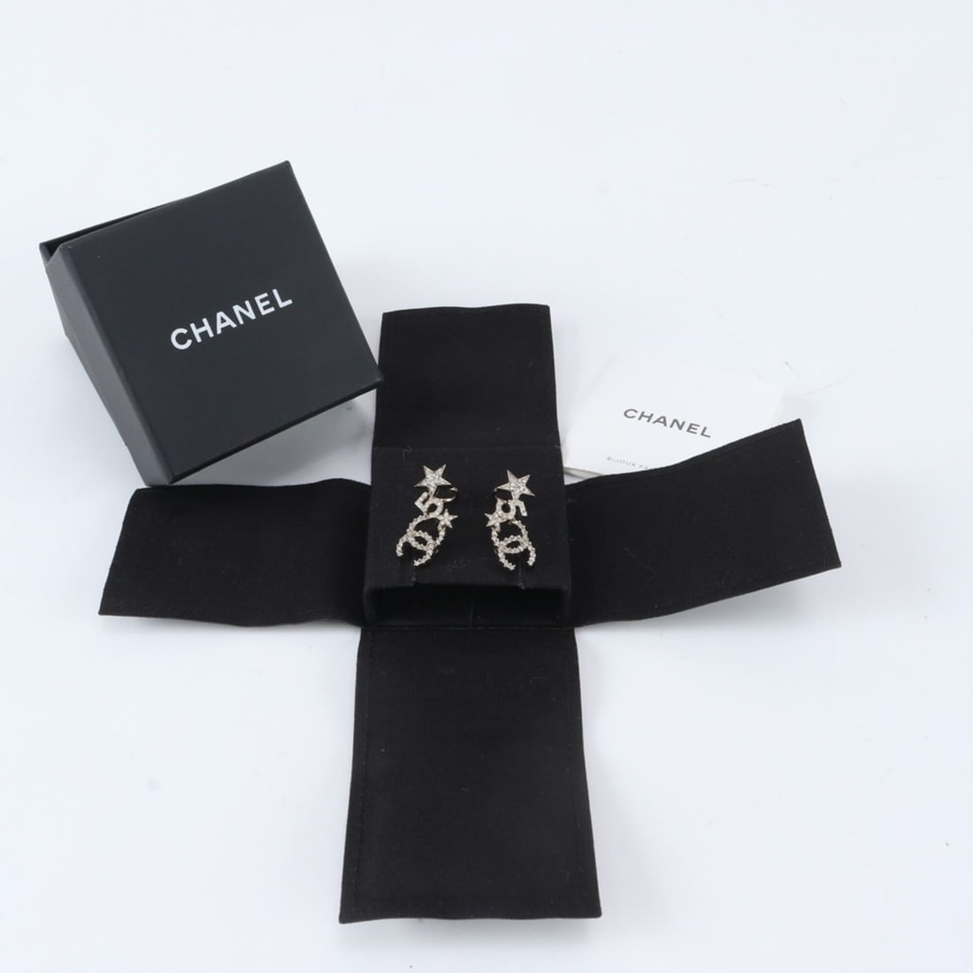Chanel C22 S 2022 model, Coco Mark Star 5 earrings, gold rhinestone, women's accessory.: --- Catalog ---Category: SizeSize (HxWxD): 1.00mm x 3.00mm / 0.04'' x 0.12''Category: DesignColor: GoldGender: WomenColor Grade: LCategory: GeneralBrand: ChanelCountry of Origin: France--- Item List -