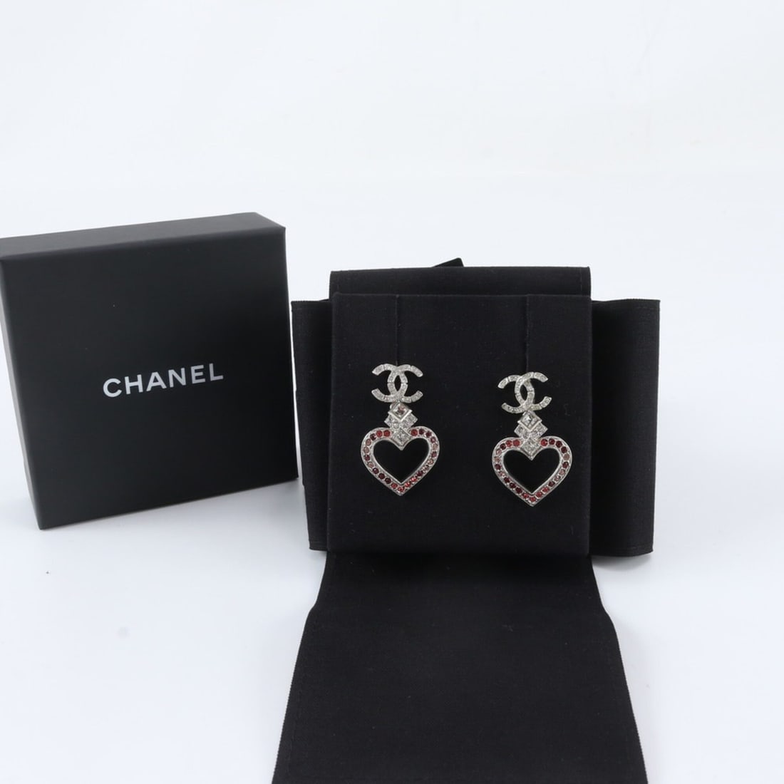 Chanel A16 K 2016 production Coco Mark Heart Earrings Silver Rhinestone Accessory for Women: --- Catalog ---Category: SizeSize (HxWxD): 40.00mm x 25.00mm / 1.57'' x 0.98''Category: DesignColor: SilverGender: WomenCategory: GeneralBrand: ChanelCountry of Origin: France--- Item List ---Section: