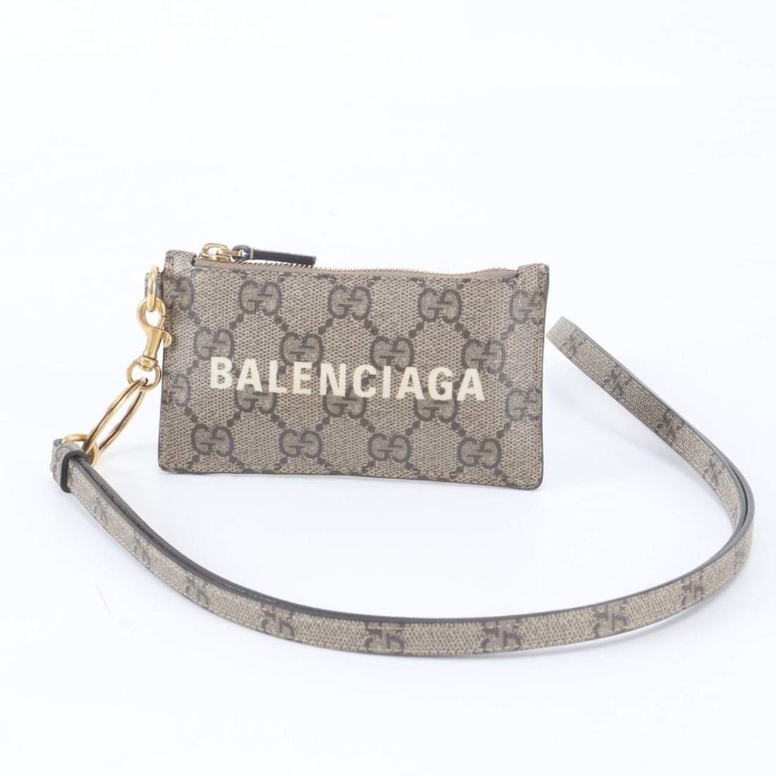 Gucci & Balenciaga Collaboration: The Hacker Project Business Card Holder/Card Case 496334 Coin: --- Catalog ---Category: SizeSize (HxWxD): 7cm x 13cm x 1cm / 2.75'' x 5.11'' x 0.39''Category: DesignType: Coin purse/coin caseColor: BeigeGender: MenMaterial: Leather , Coated canvas Category: Gener
