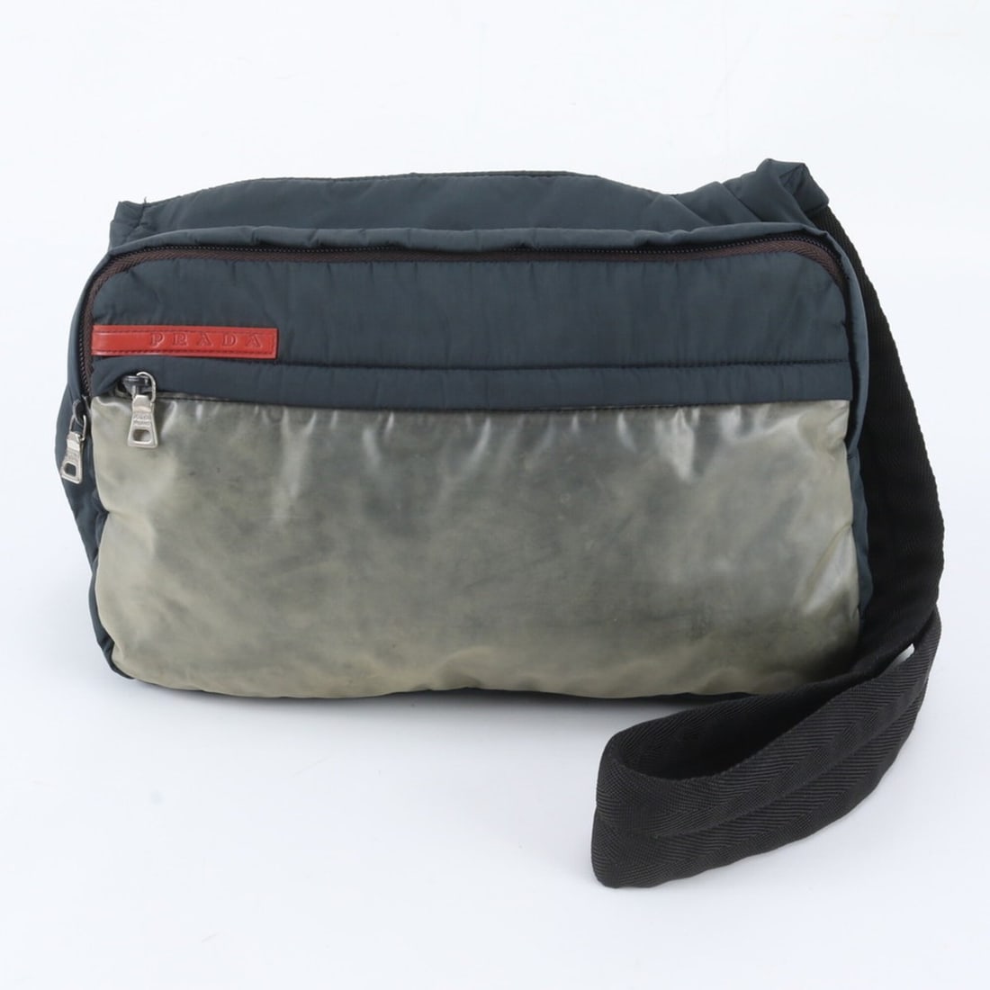 Prada shoulder bag, messenger style, black, brand name, men's.: --- Catalog ---Category: SizeSize (HxWxD): 17cm x 30cm x 12cm / 6.69'' x 11.81'' x 4.72''Category: DesignType: Shoulder bagColor: BlackGender: MenCategory: GeneralBrand: PradaCountry of Origin: Italy-