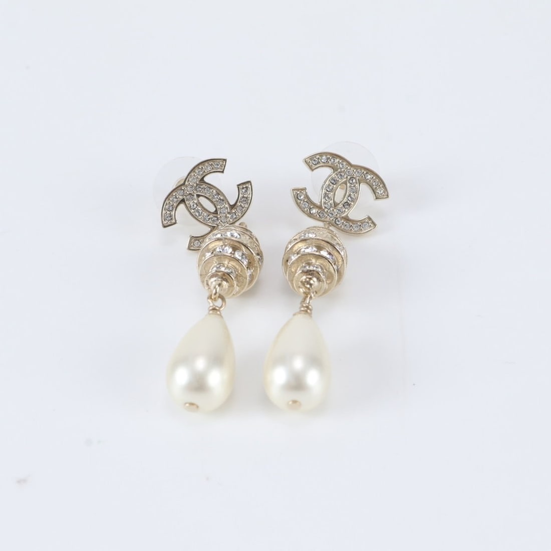 Chanel B20 A, manufactured in 2020, Coco Mark, faux pearl, swing earrings, gold rhinestones,: --- Catalog ---Category: DesignGender: WomenColor Grade: LCategory: GeneralBrand: ChanelCountry of Origin: Italy--- Item List ---Section: ConditionCondition: Used (very good)
