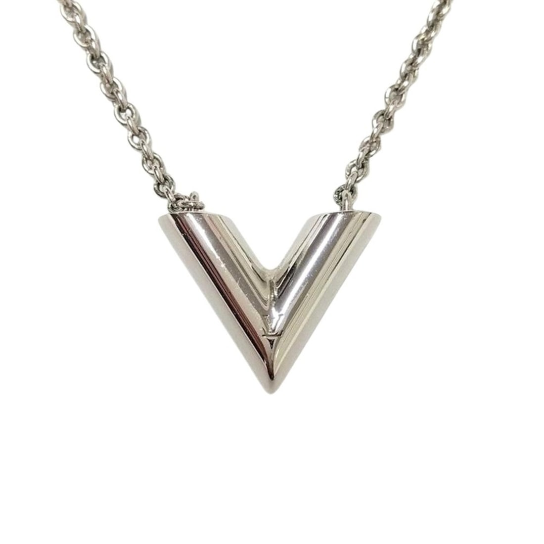 Louis Vuitton Essential V M63197 Necklace, Metal, Silver, LE2244: --- Catalog ---Category: SizePendant Size: 13mm x 15mm / 0.51'' x 0.59''Neck Circumference: 41 cm / 16.14''Category: DesignColor: SilverGender: Women,MenMaterial: MetalNecklace Type: NecklaceCategory: