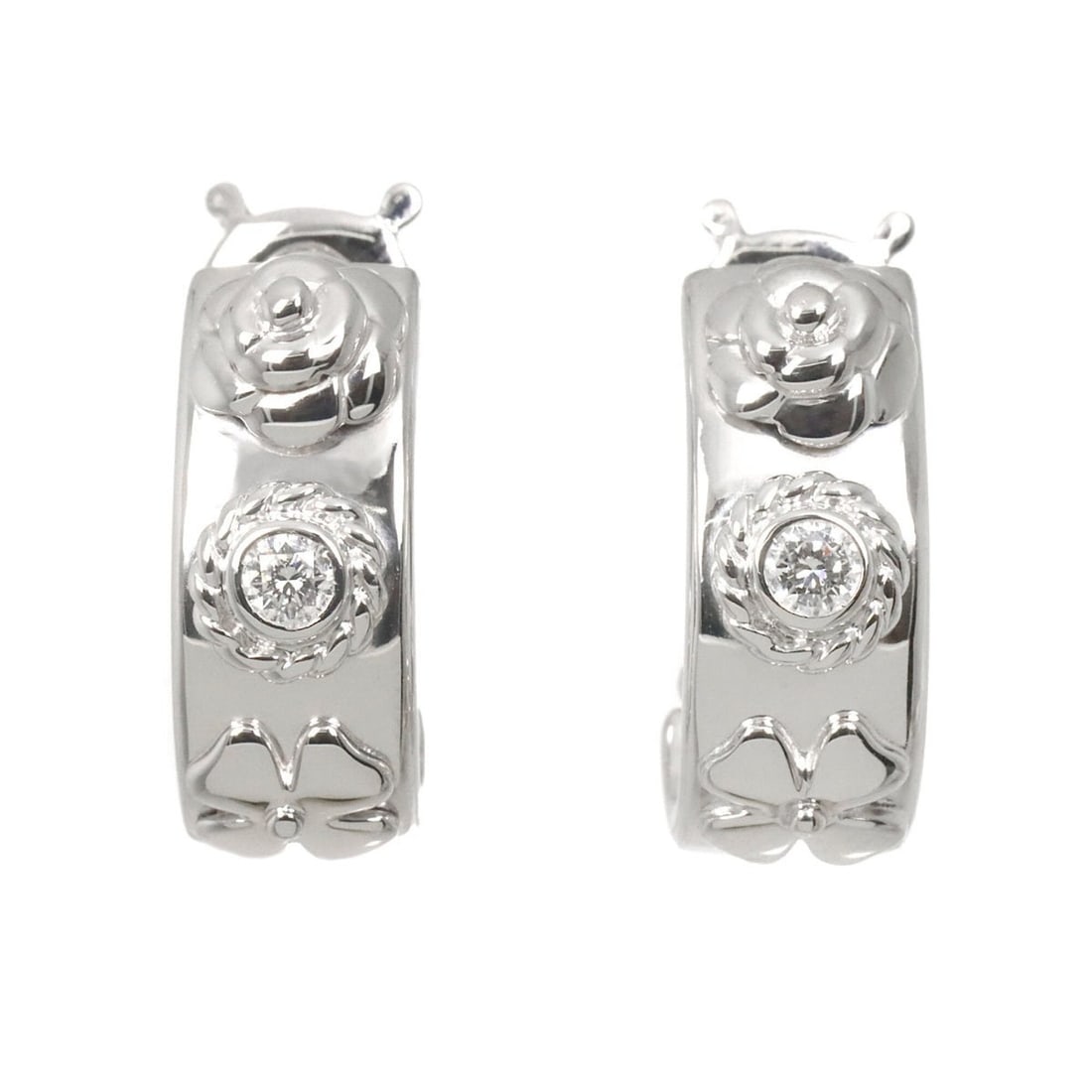 Chanel Three Symbols Diamond Earrings 18K WG White Gold 750 Pierced: --- Catalog ---Category: SizeSize (HxWxD): 20.70mm x 8.40mm / 0.81'' x 0.33''Category: DesignType: Hoop earringsGender: WomenMaterial: White gold (18K)Category: GeneralBrand: Chanel--- Item List ---Se