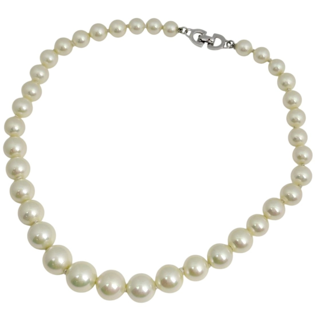 Christian Dior faux pearl necklace, silver plated, white, silver, women's.: --- Catalog ---Category: SizeNeck Circumference: 39.5 cm / 15.55''Category: DesignColor: Silver, WhiteGender: WomenNecklace Type: NecklaceCategory: GeneralBrand: Christian Dior--- Item List ---Section