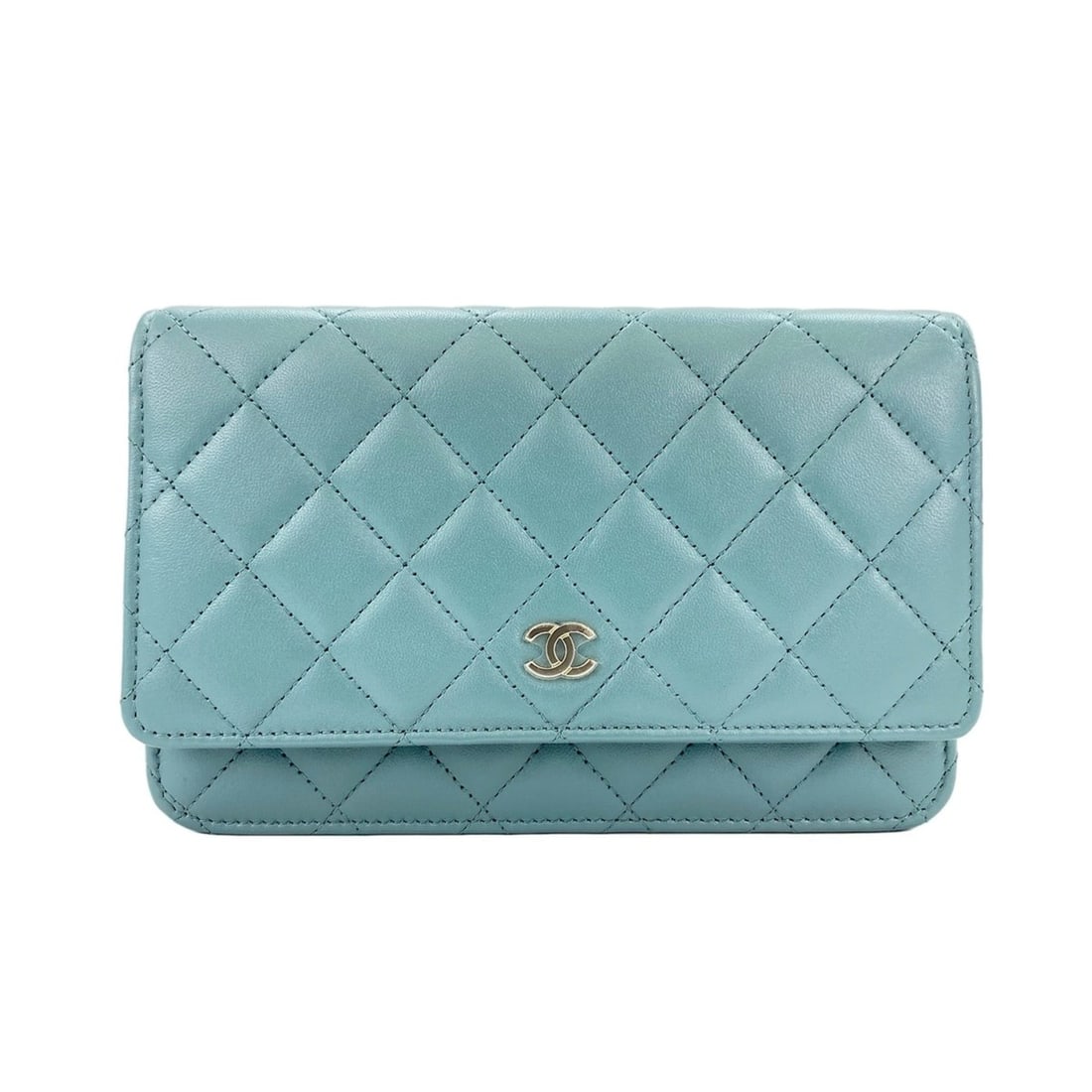 Chanel Matelassé Shoulder Bag, Green: --- Catalog ---Category: SizeSize (HxWxD): 13cm x 19cm x 5cm / 5.11'' x 7.48'' x 1.96''Category: DesignType: Shoulder bagColor: GreenGender: WomenCategory: GeneralLine: MatelasseBrand: Chanel--- Item 