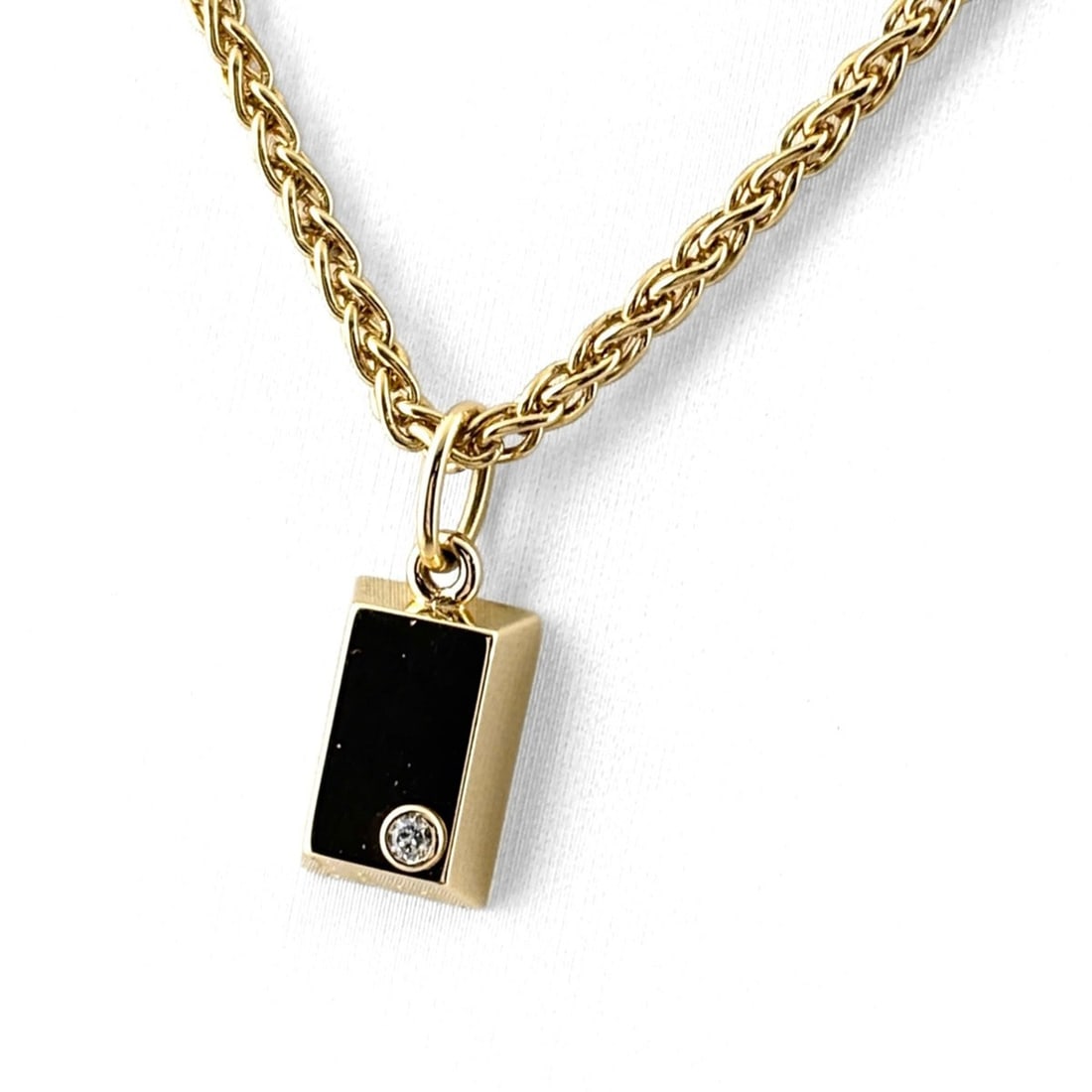Cartier ingot necklace, yellow gold pendant, with a single melee diamond (750), for women.: --- Catalog ---Category: SizePendant Size: 18.6mm x 7.5mm / 0.73'' x 0.29''Neck Circumference: 42 cm / 16.53''Category: DesignColor: Yellow goldGender: WomenMaterial: Yellow gold (18K)Necklace Type: N