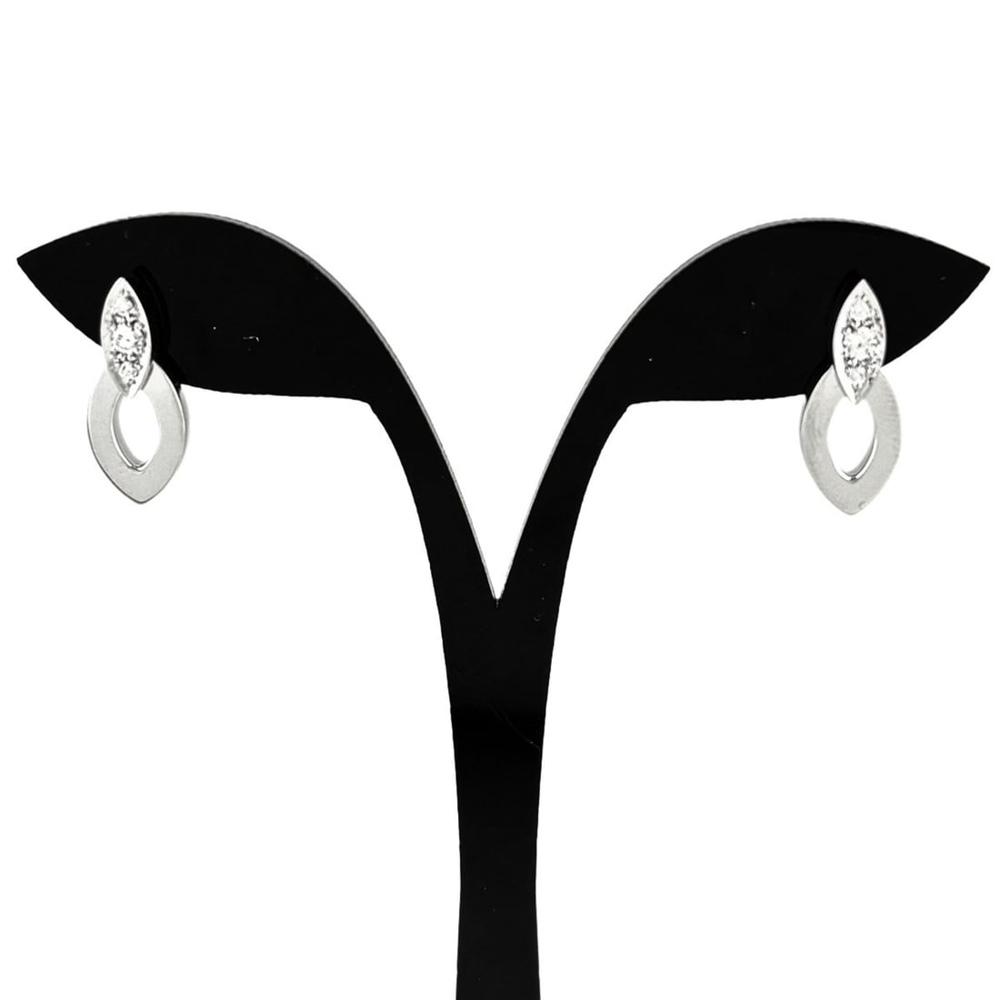 Cartier Diadea Earrings, Small Diamond 750 Diamond, Women's: --- Catalog ---Category: DesignType: Stud earringsColor: SilverGender: WomenCategory: GeneralBrand: Cartier--- Item List ---Section: ConditionRanking: Rank AB Used - Traces of usage, scratches / dirt 